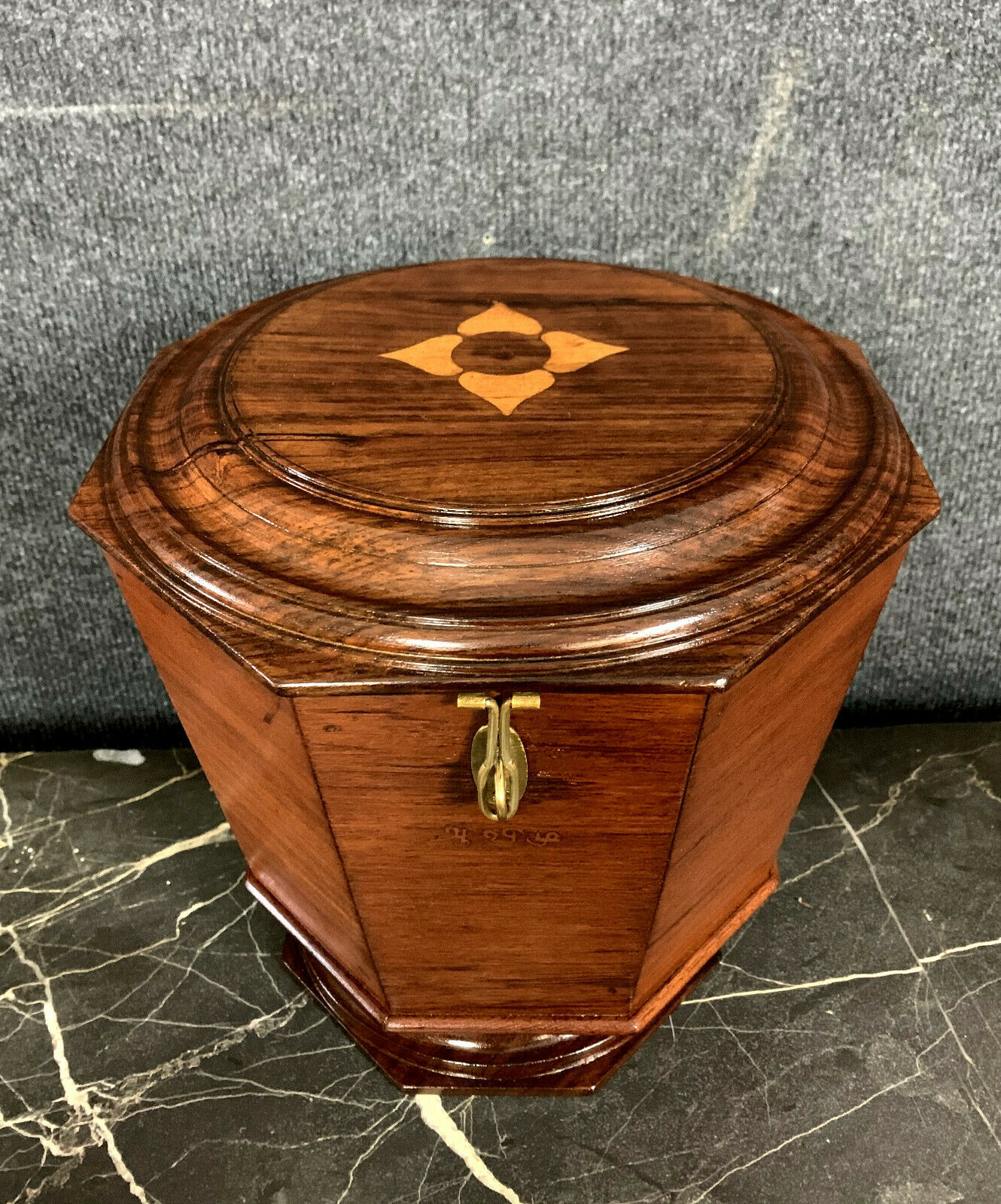 Asia 19th: Rare precious wooden tea box and stamped marquetry