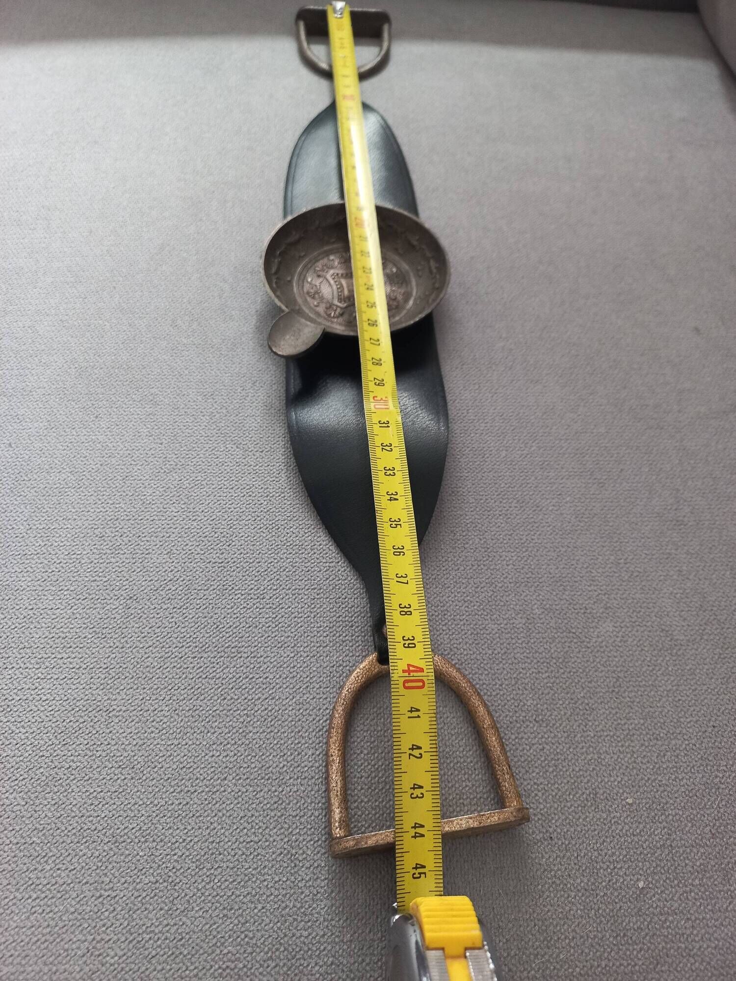 Cendrier vintage pour accoudoir, en cuir et métal, pièce ancienne
