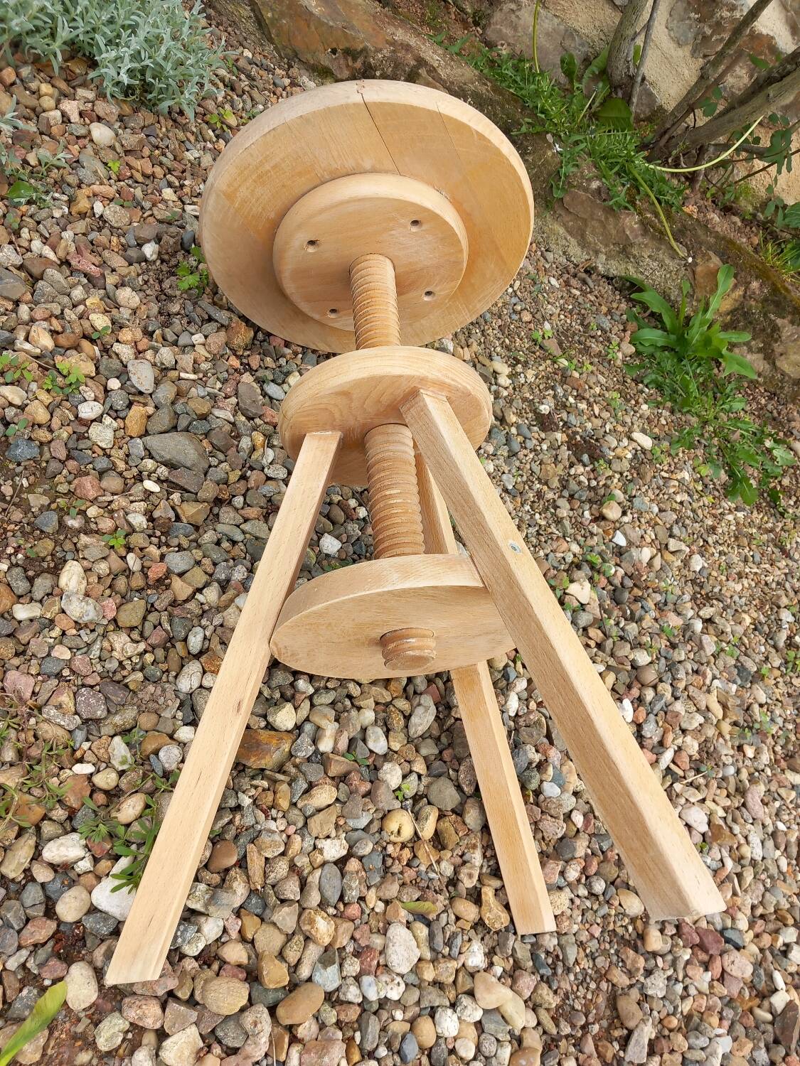 Tripod stool with screw