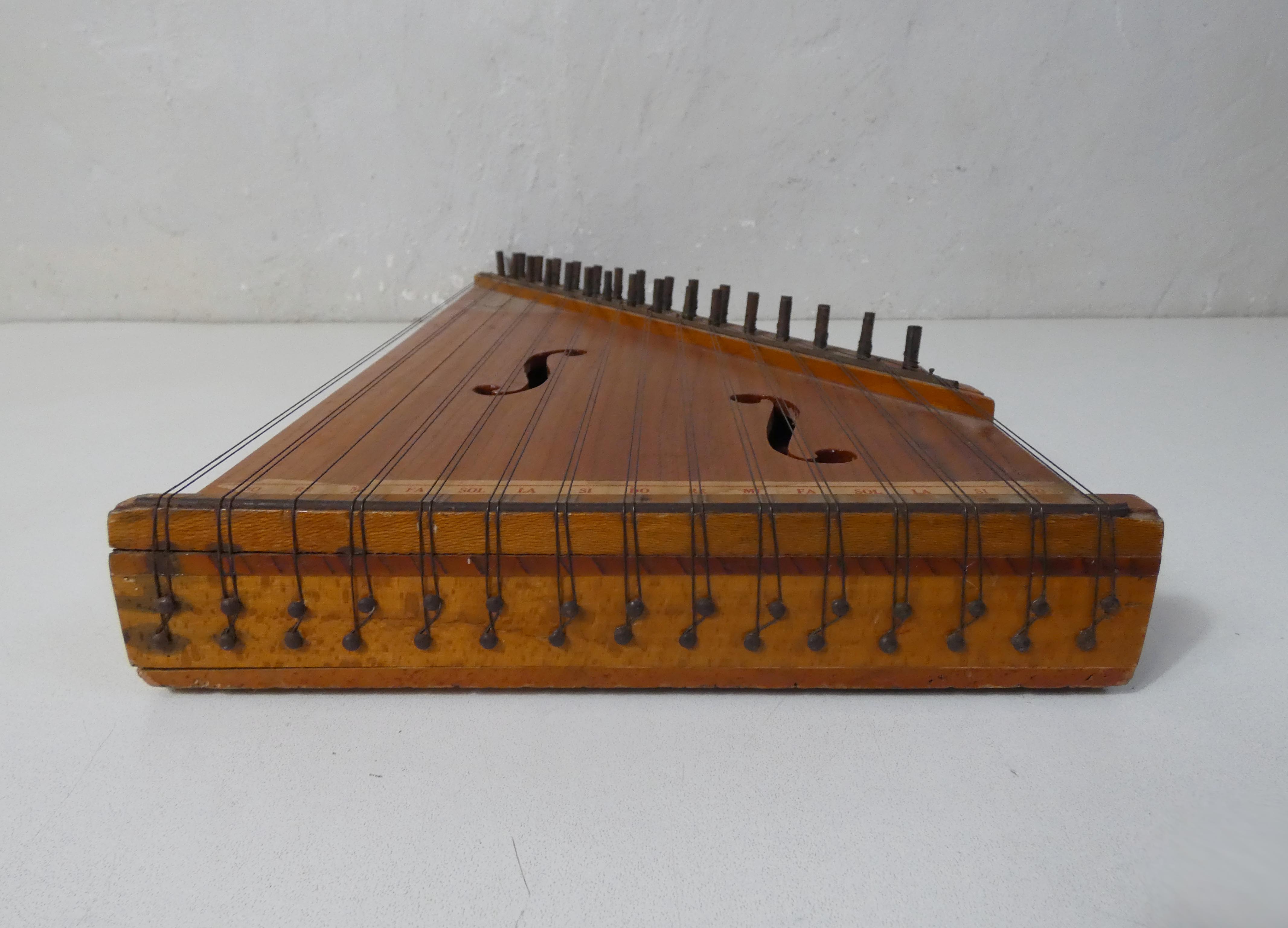 Old zither with 17 scores