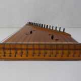Old zither with 17 scores
