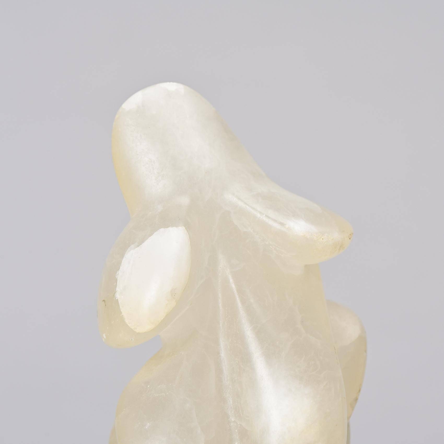 Sculpture en pierre blanche par v.bee, suisse