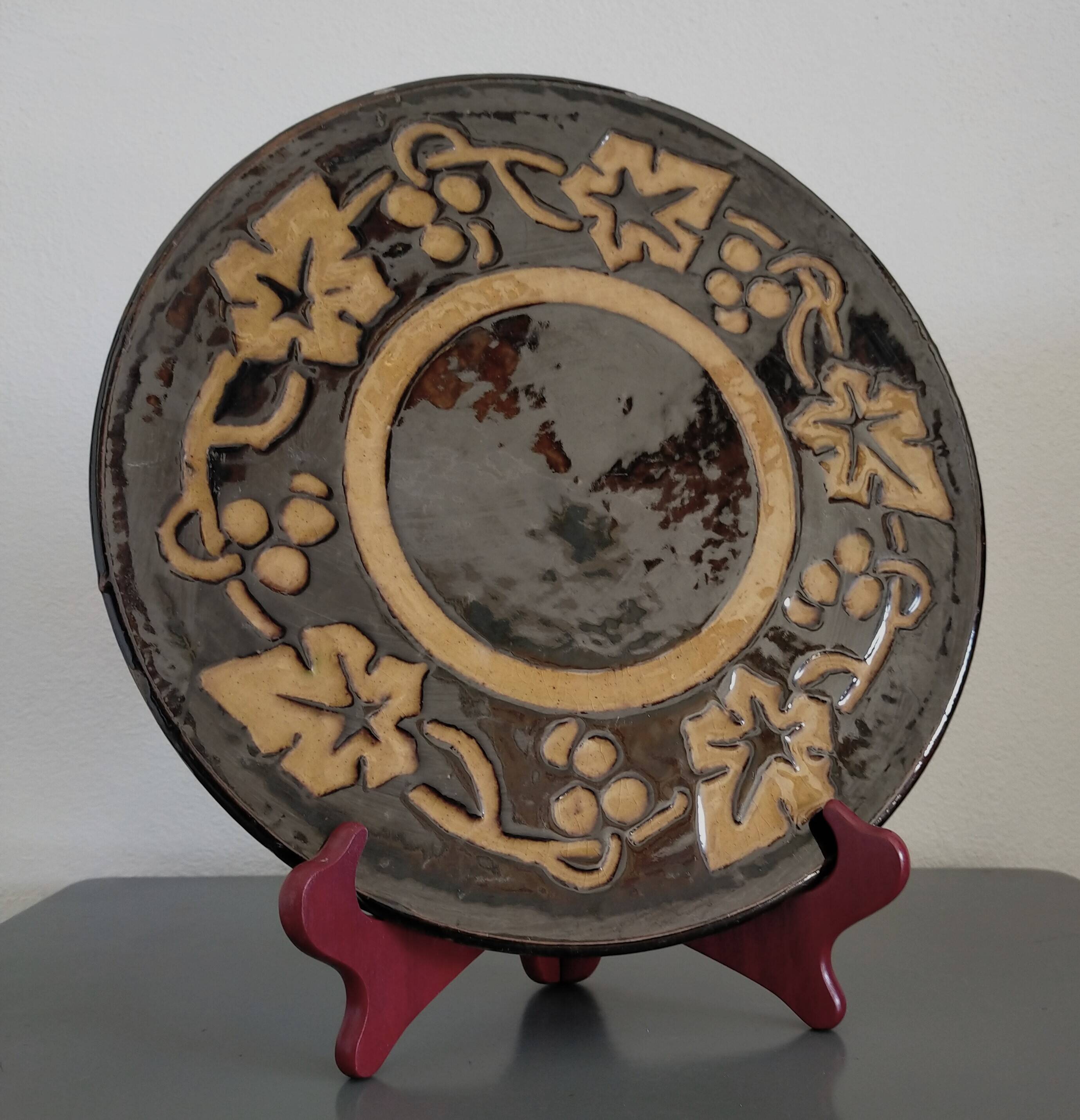 Plat en terre cuite vernissée des années 50 du Dauphiné Gaetana Marino vignes