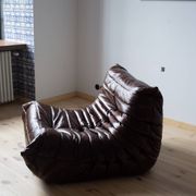 Fauteuil Togo en cuir brillant marron foncé