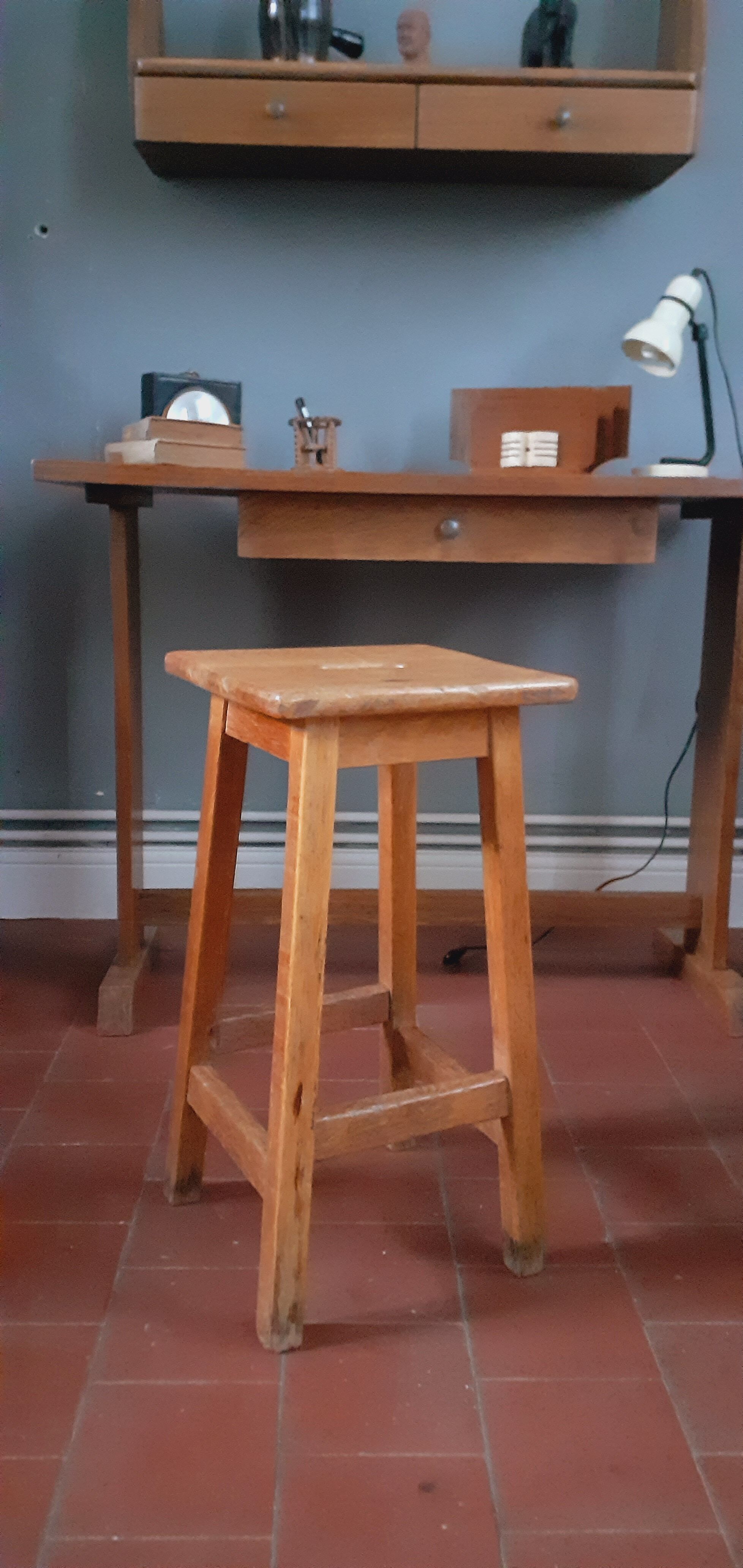 Tabouret d'atelier vintage en chêne massif année 40