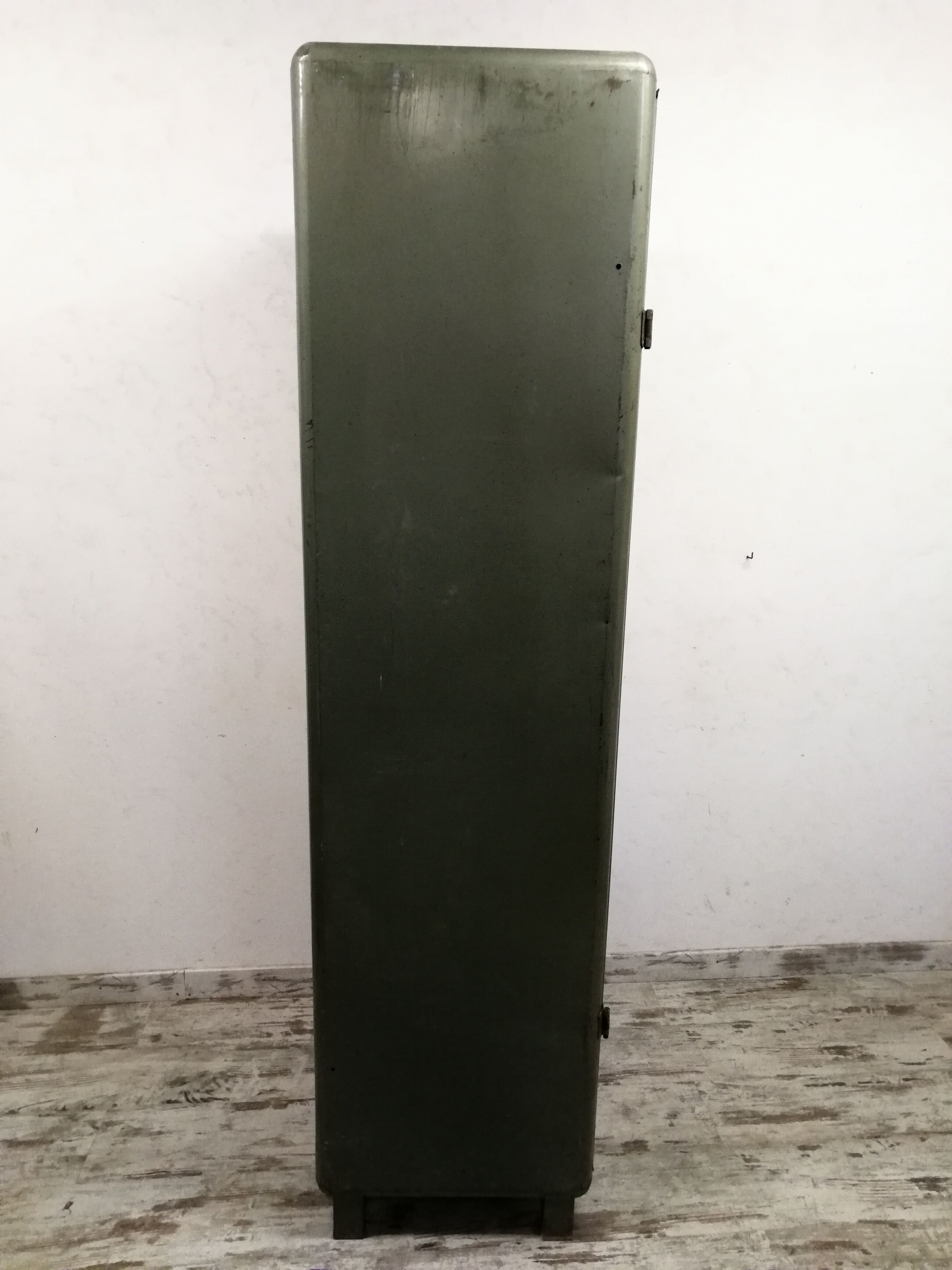 Industrial metal cloakroom