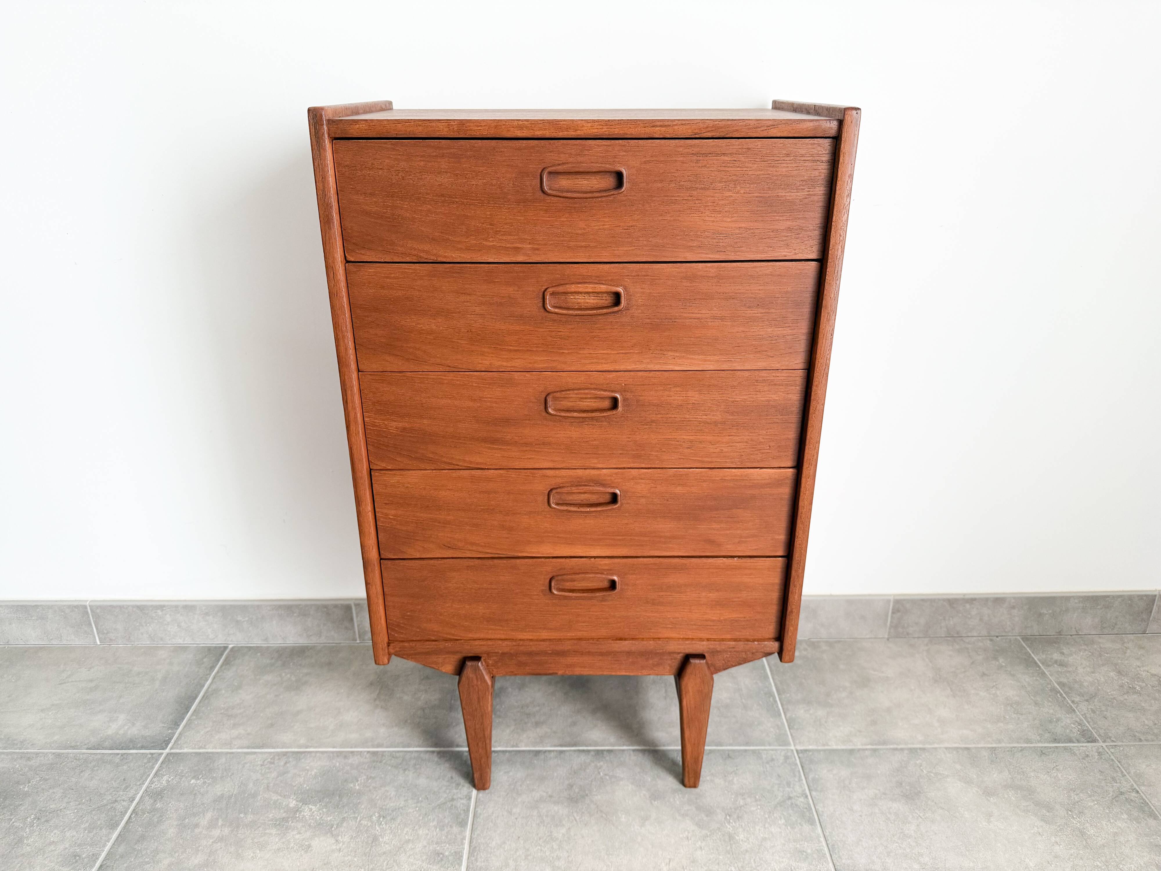 Scandinavian style 5-drawer teak chest of drawers from the 1950s