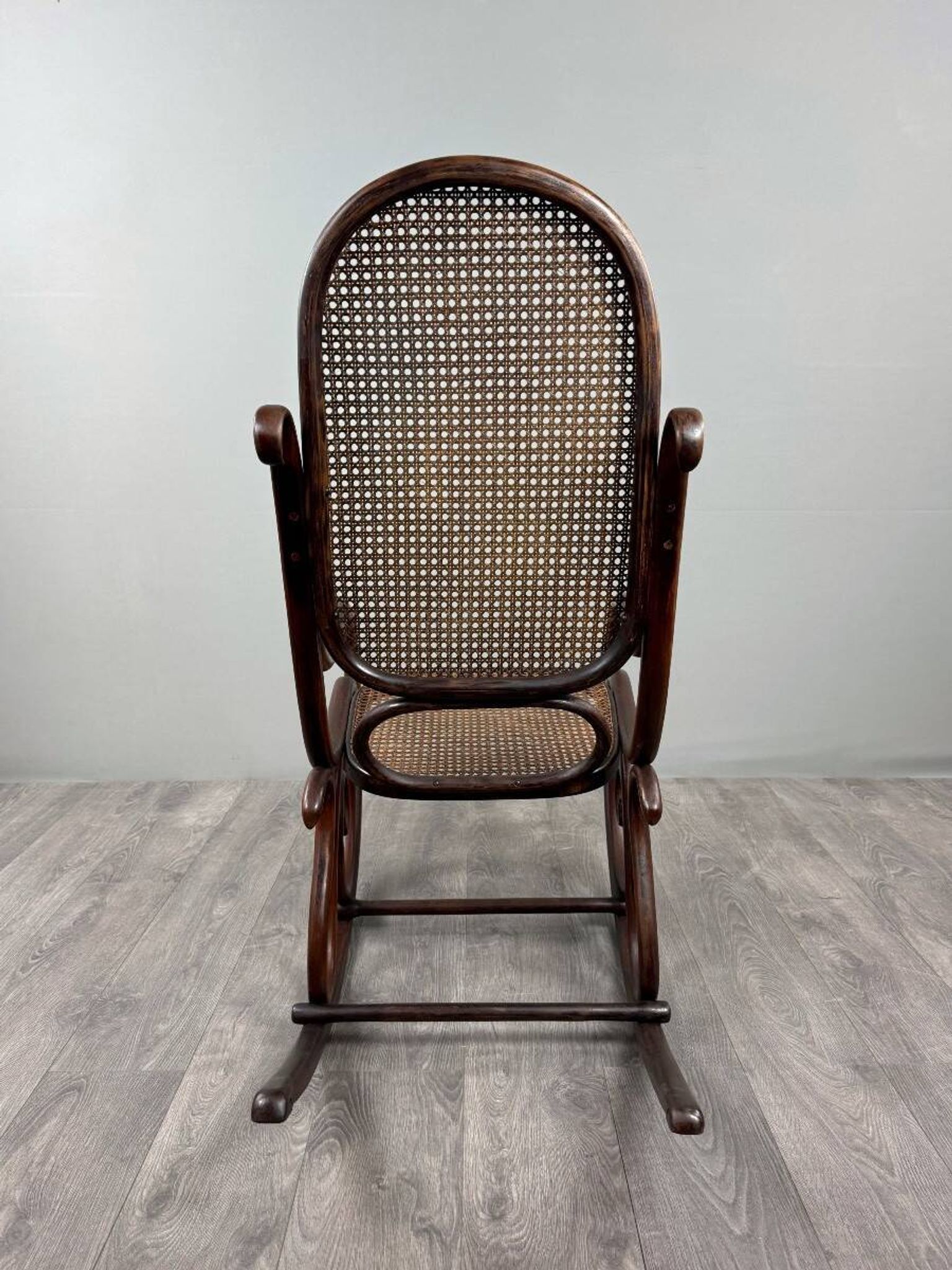 Fauteuil à bascule en bois courbé de style Thonet, XXe Siècle