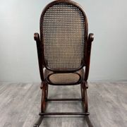 Fauteuil à bascule en bois courbé de style Thonet, XXe Siècle
