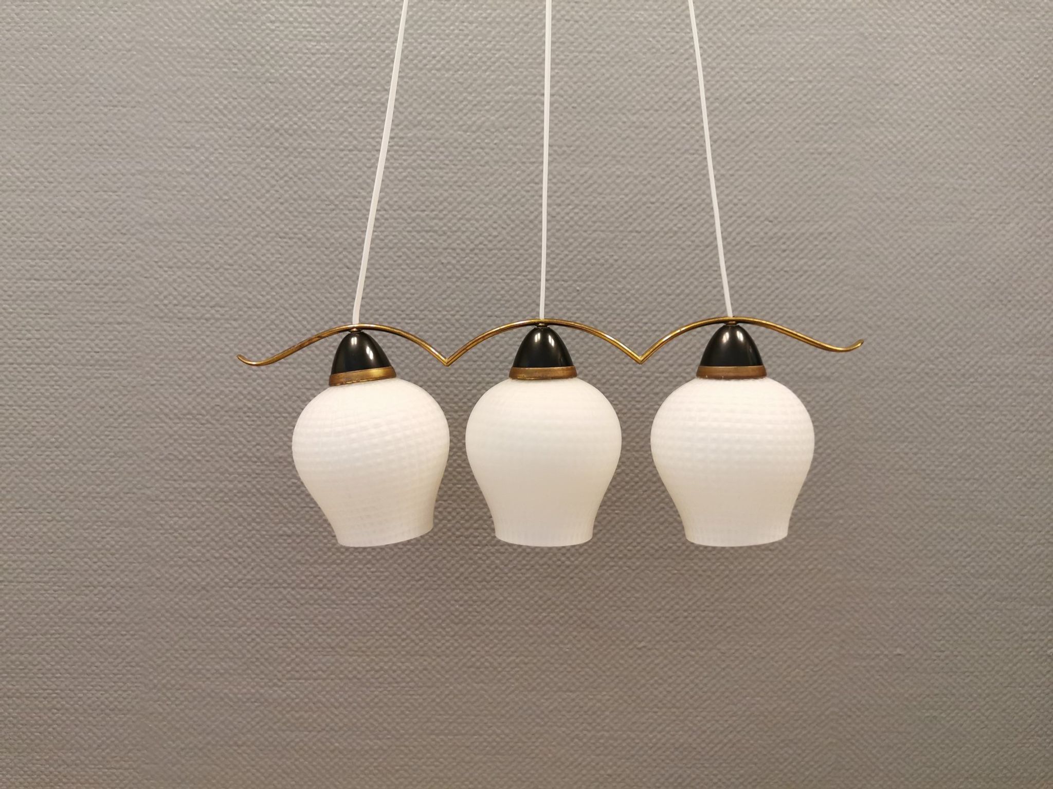 Ancien lustre / lampe suspendue avec trois sources lumineuses. Danois, design