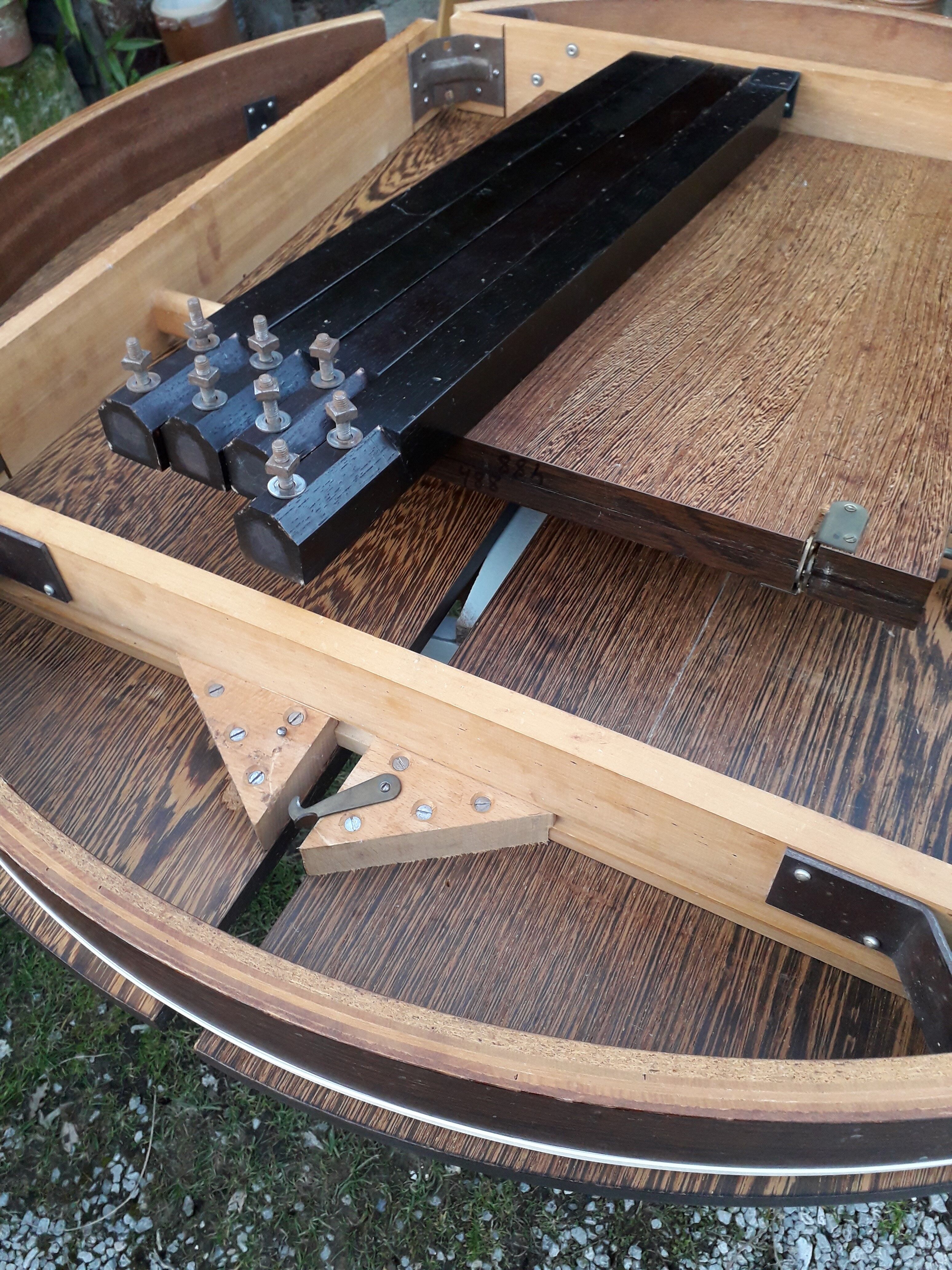 Round table expandable years 70