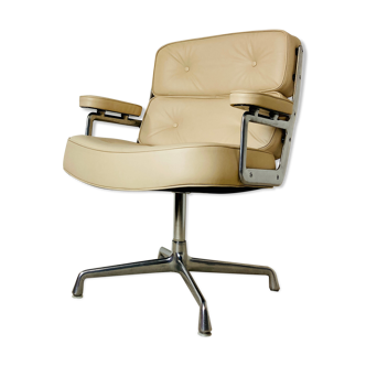 Lobby model armchair by Charles and Ray Eames, Herman Miller edition