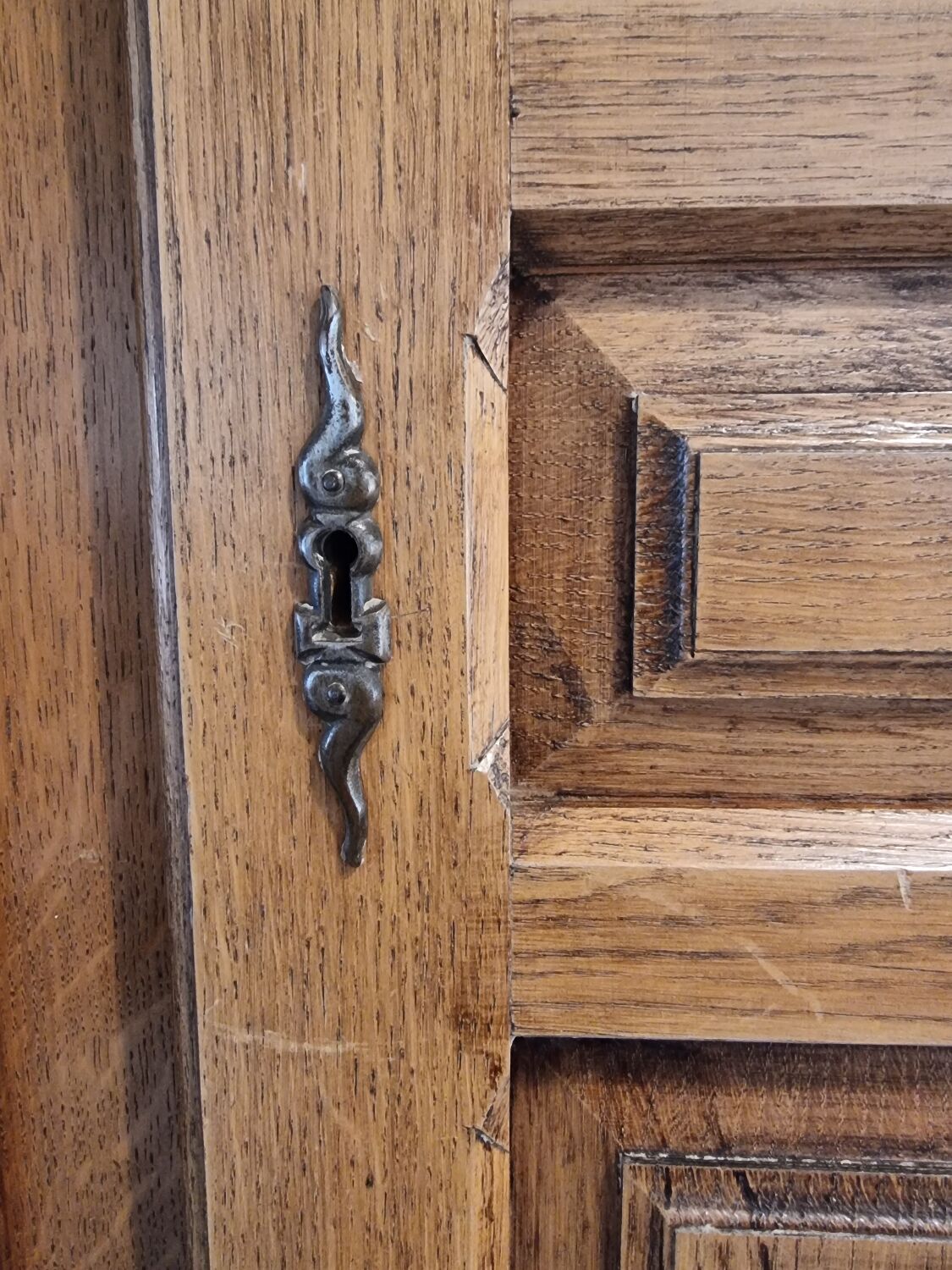 Armoire en chêne massif