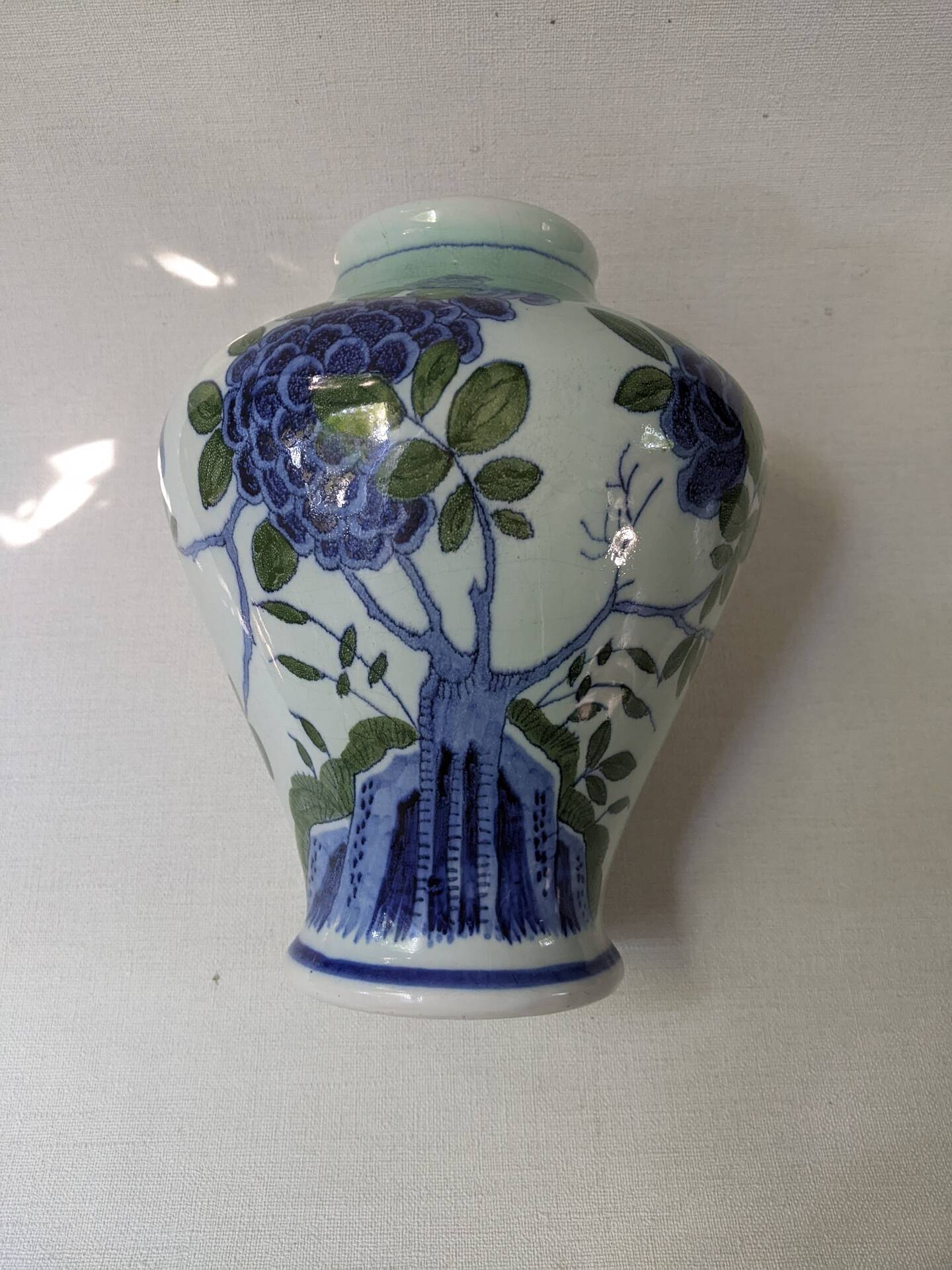Porcelain vase, Asian art, hand-painted floral decoration.
