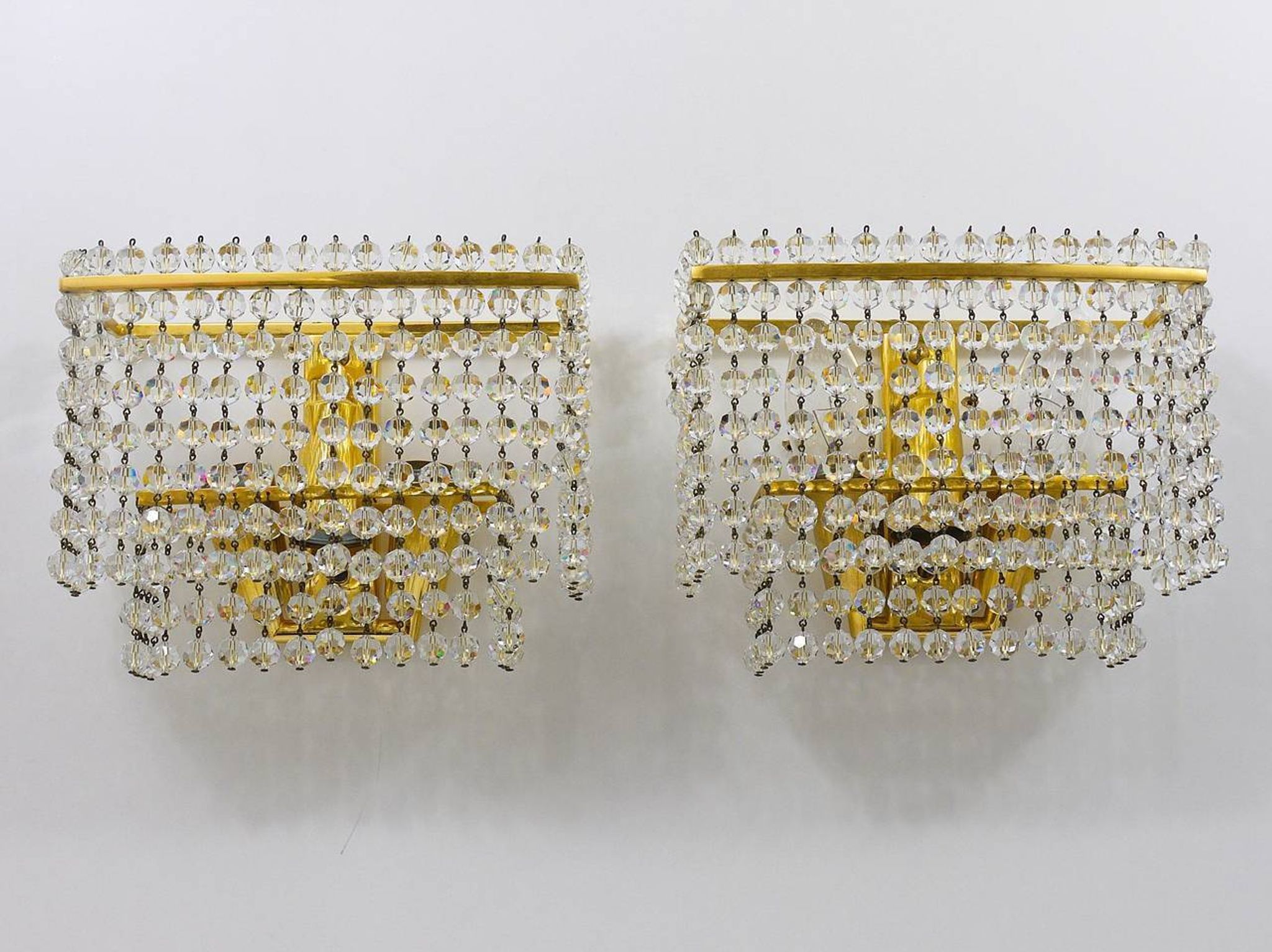 Pair of square wall sconces in gilded brass with hand-cut crystals, 1970s.