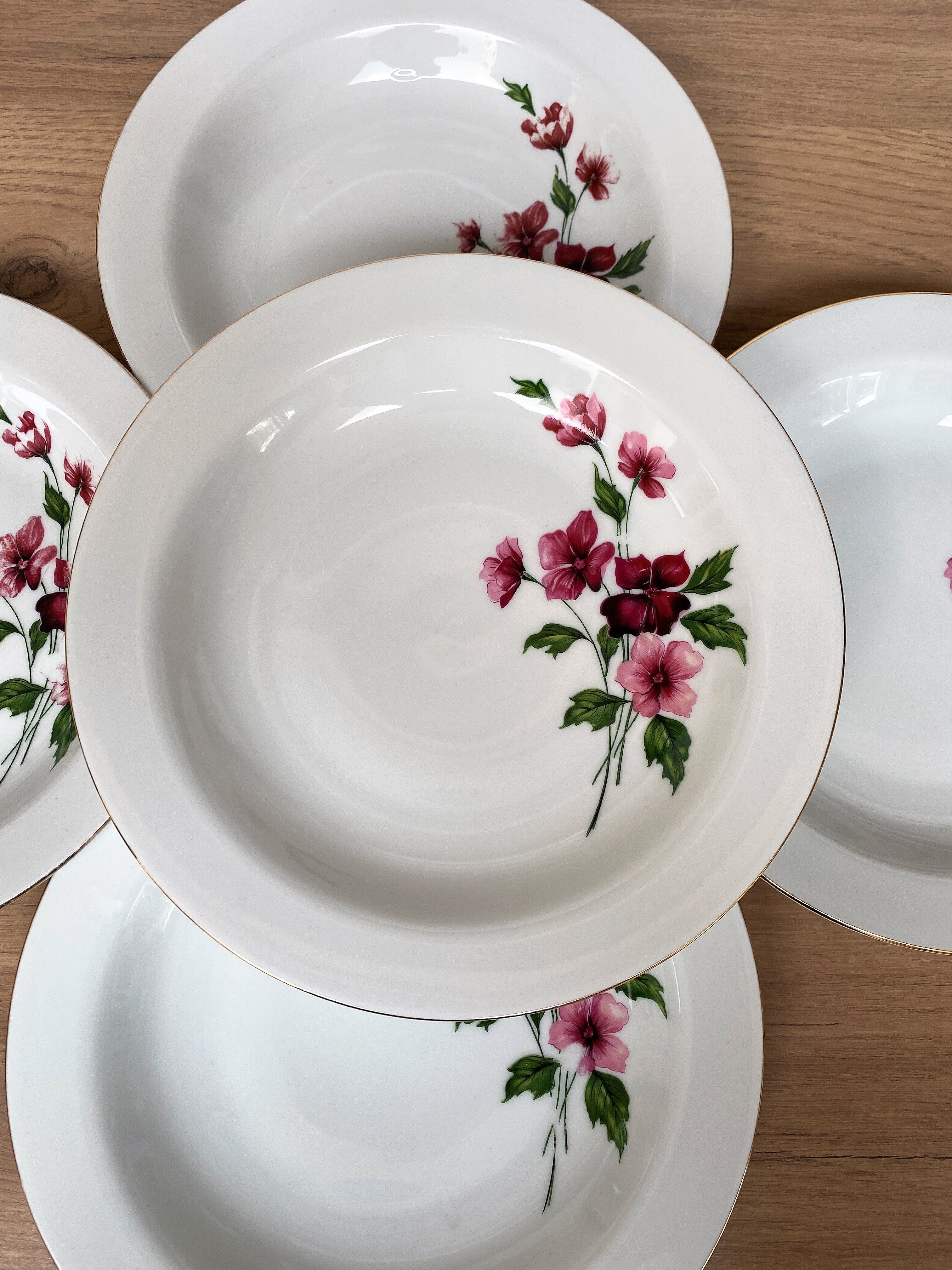 Set of 5 hollow porcelain plates