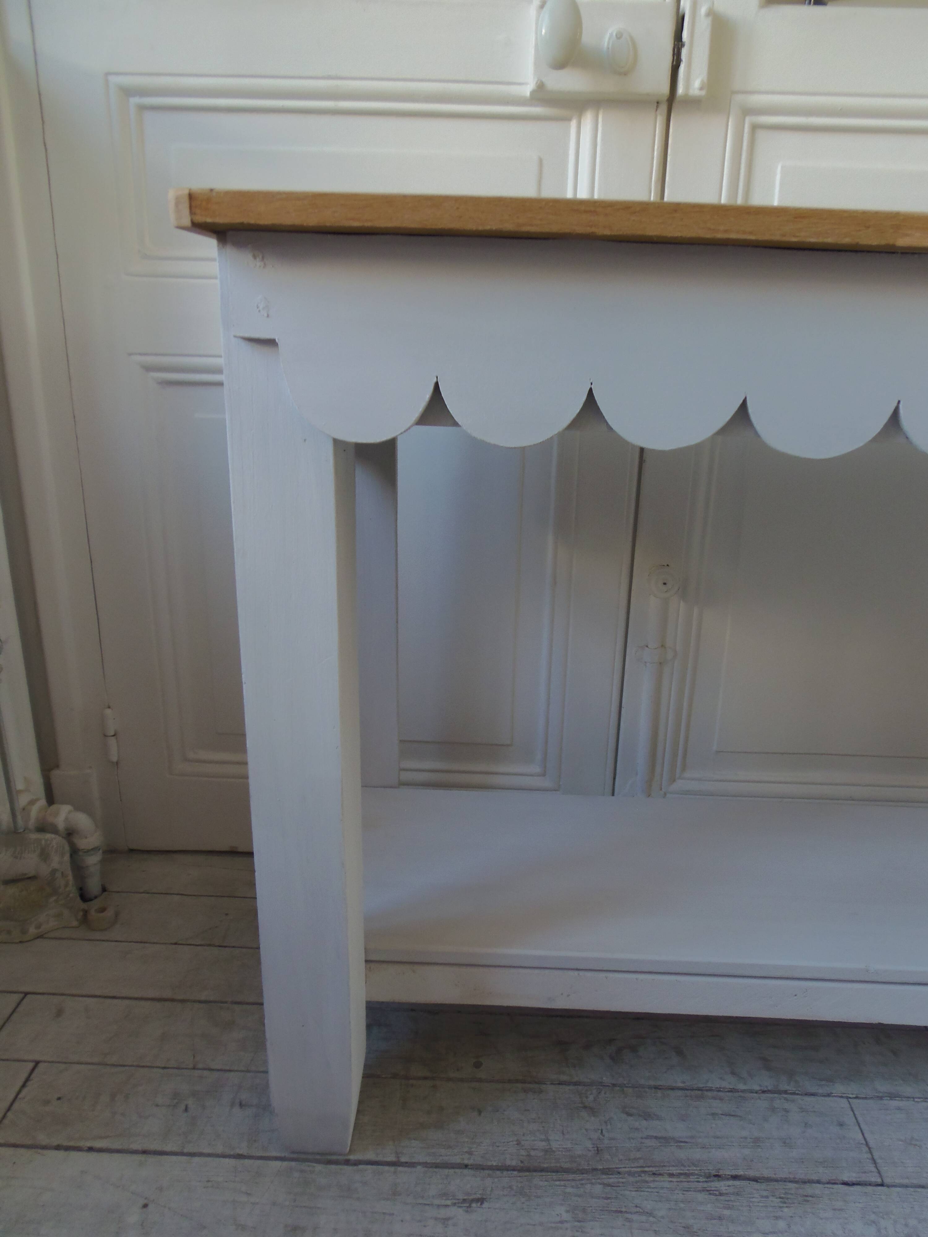 Console au piètement patiné gris perle, plateau chêne.