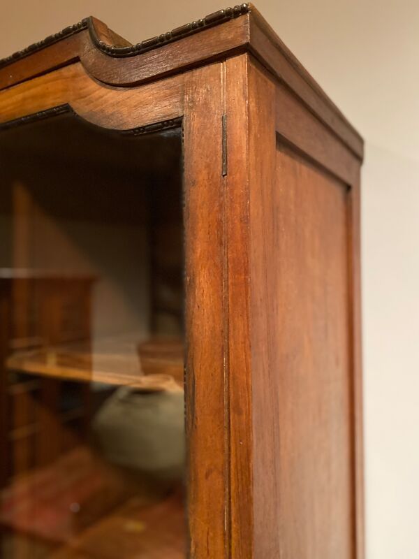 Armoire coloniale en manguier, détails laiton
