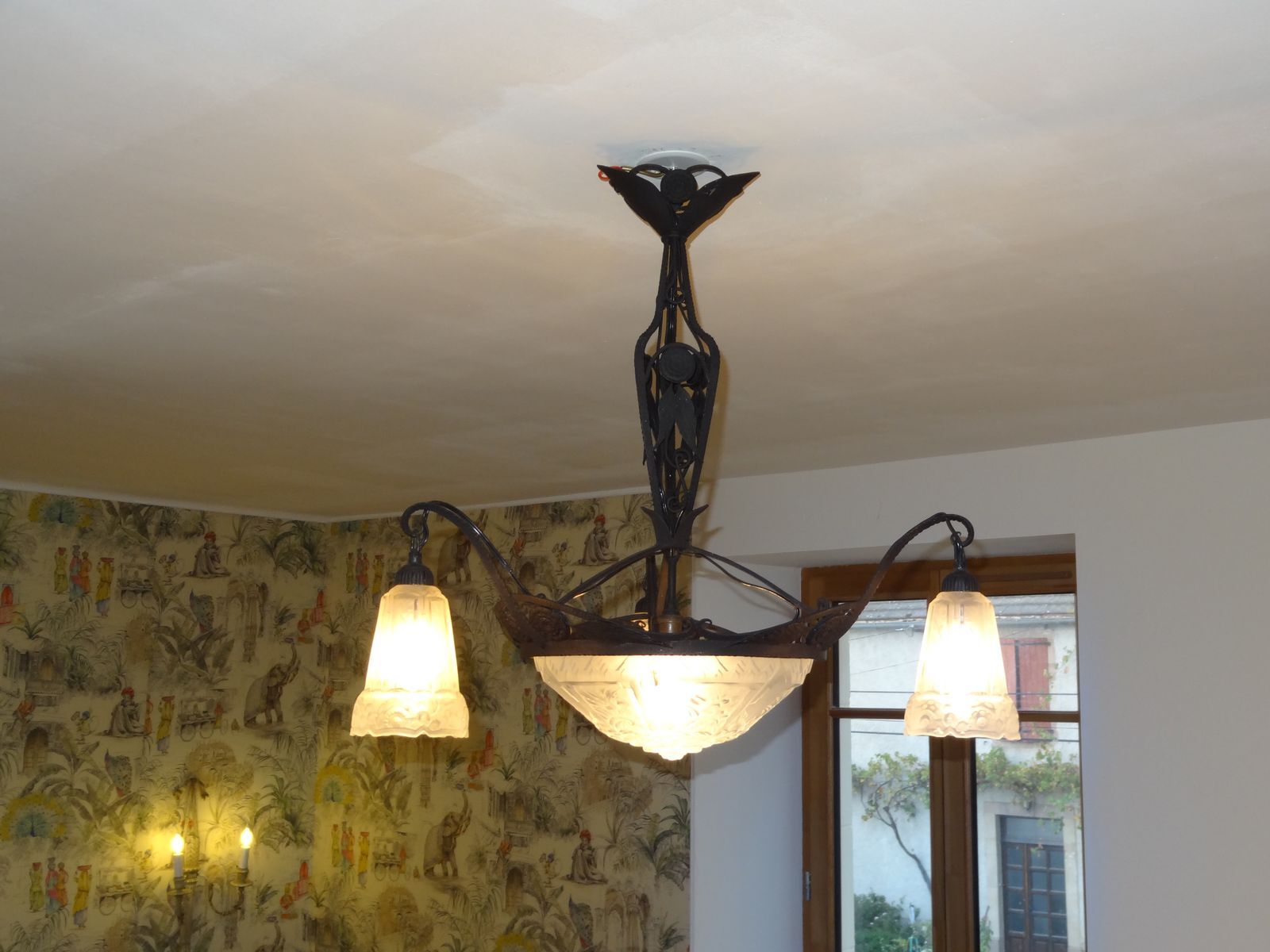 Lustre en fer forgé et verre opalin