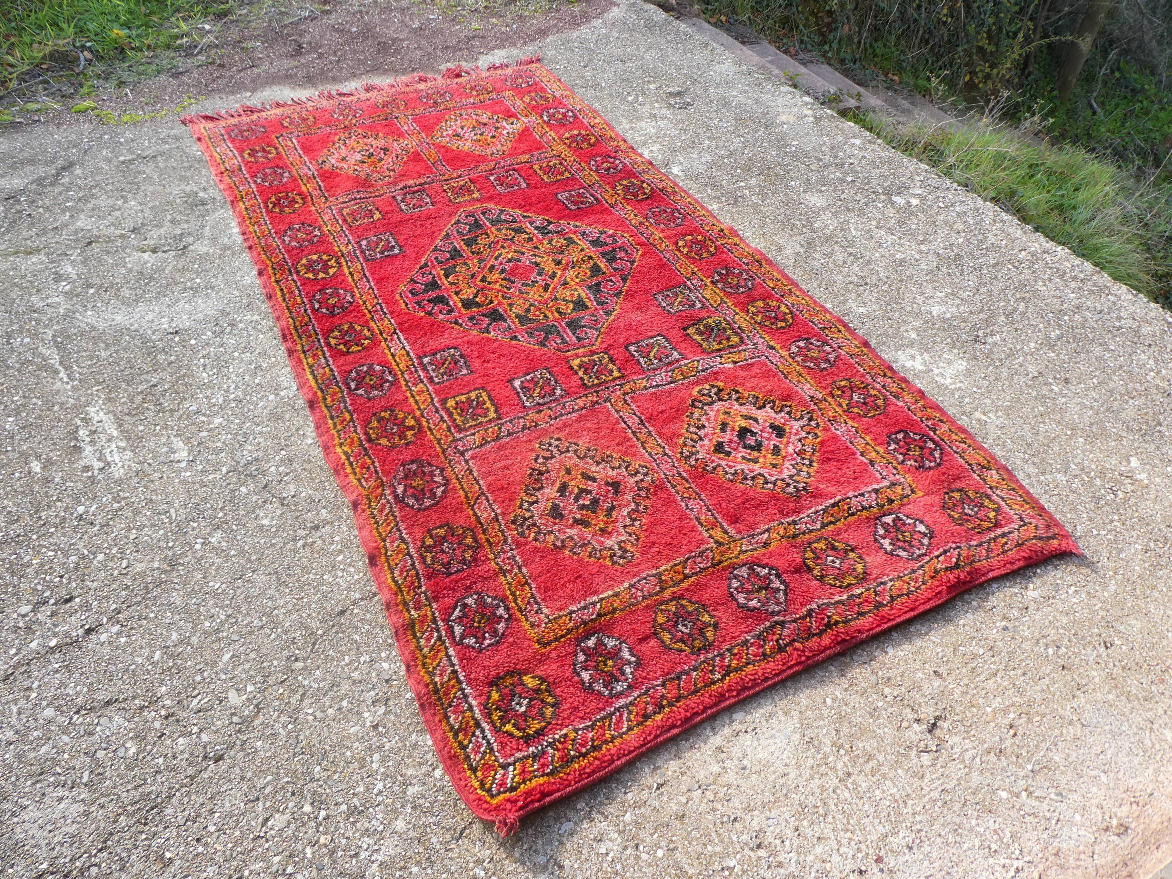 Tapis berbère marocain vintage Boujaad de Khenifra 250x120 cm