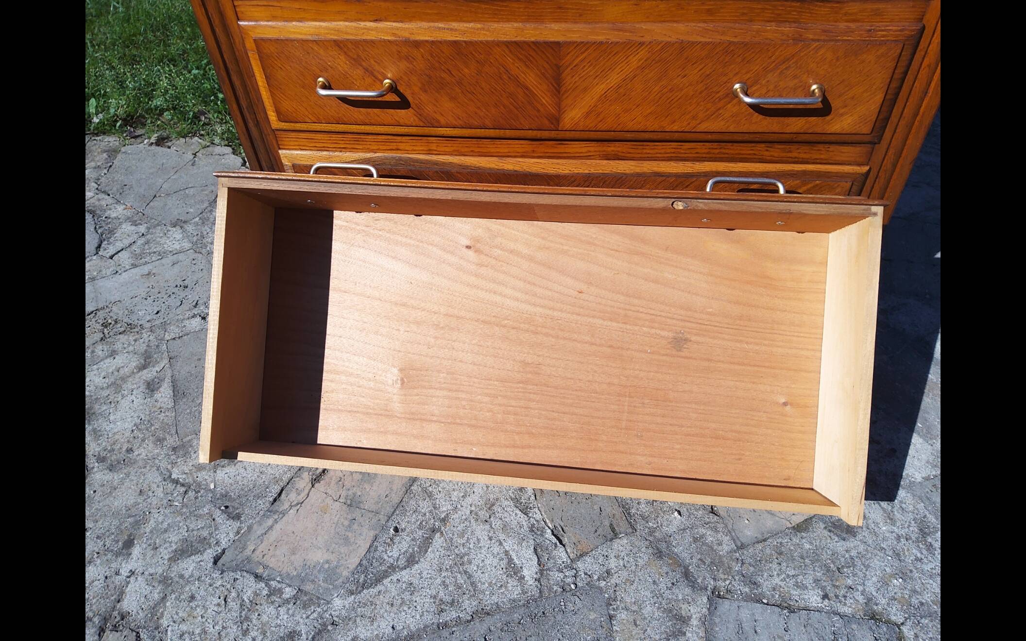 Compass leg chest of drawers