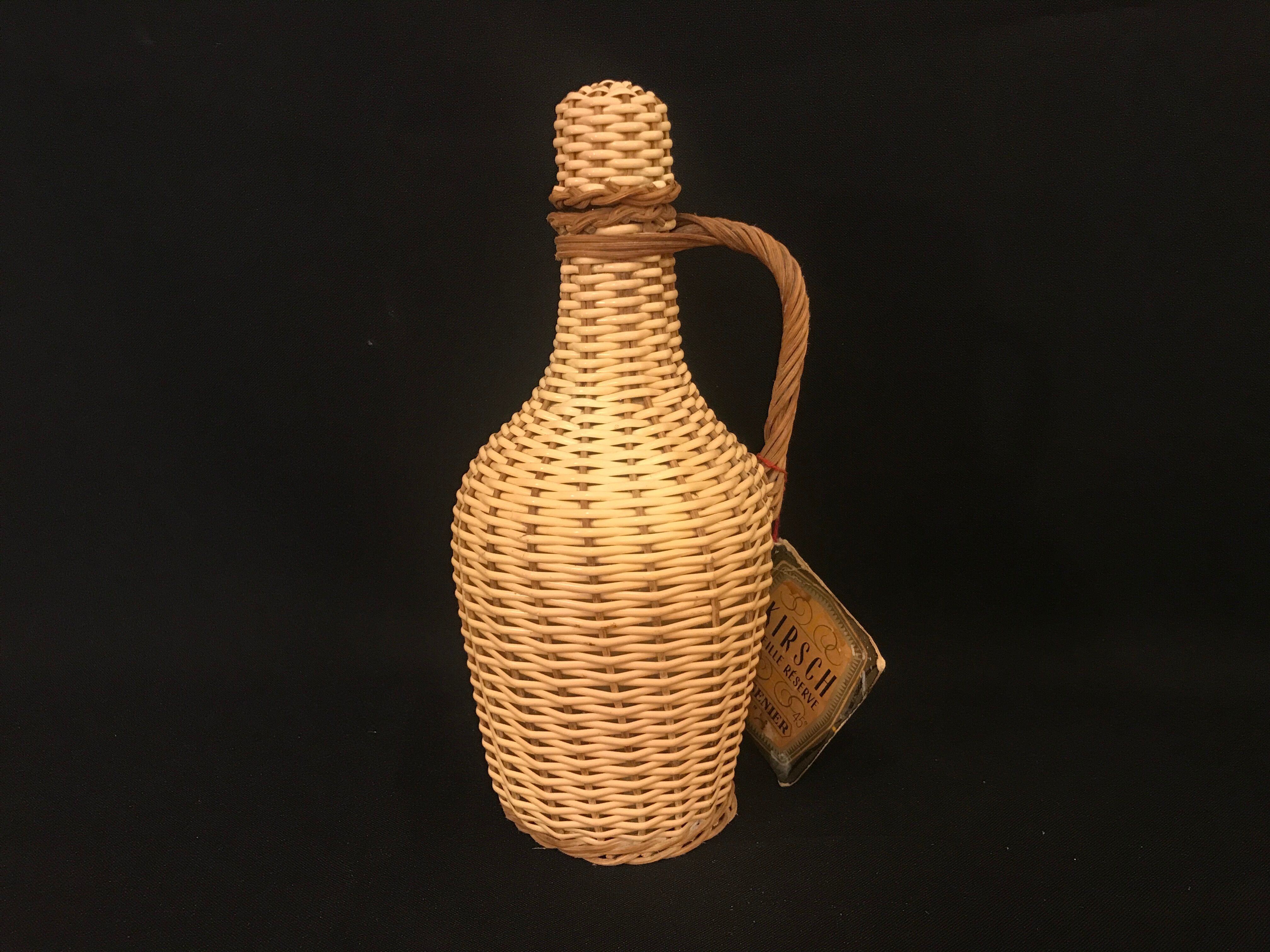 Bouteille ancienne en verre osier  scoubidou  vintage 1960 Kirsch Cusenier