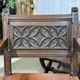 Suite de 6 chaises et 2 fauteuils en chêne et cuir à décor gothique