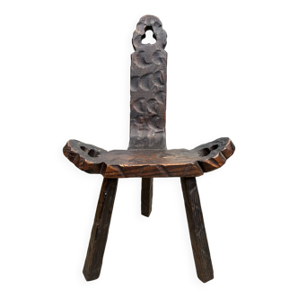 Chaise rustique tripode brutaliste en bois sculpté