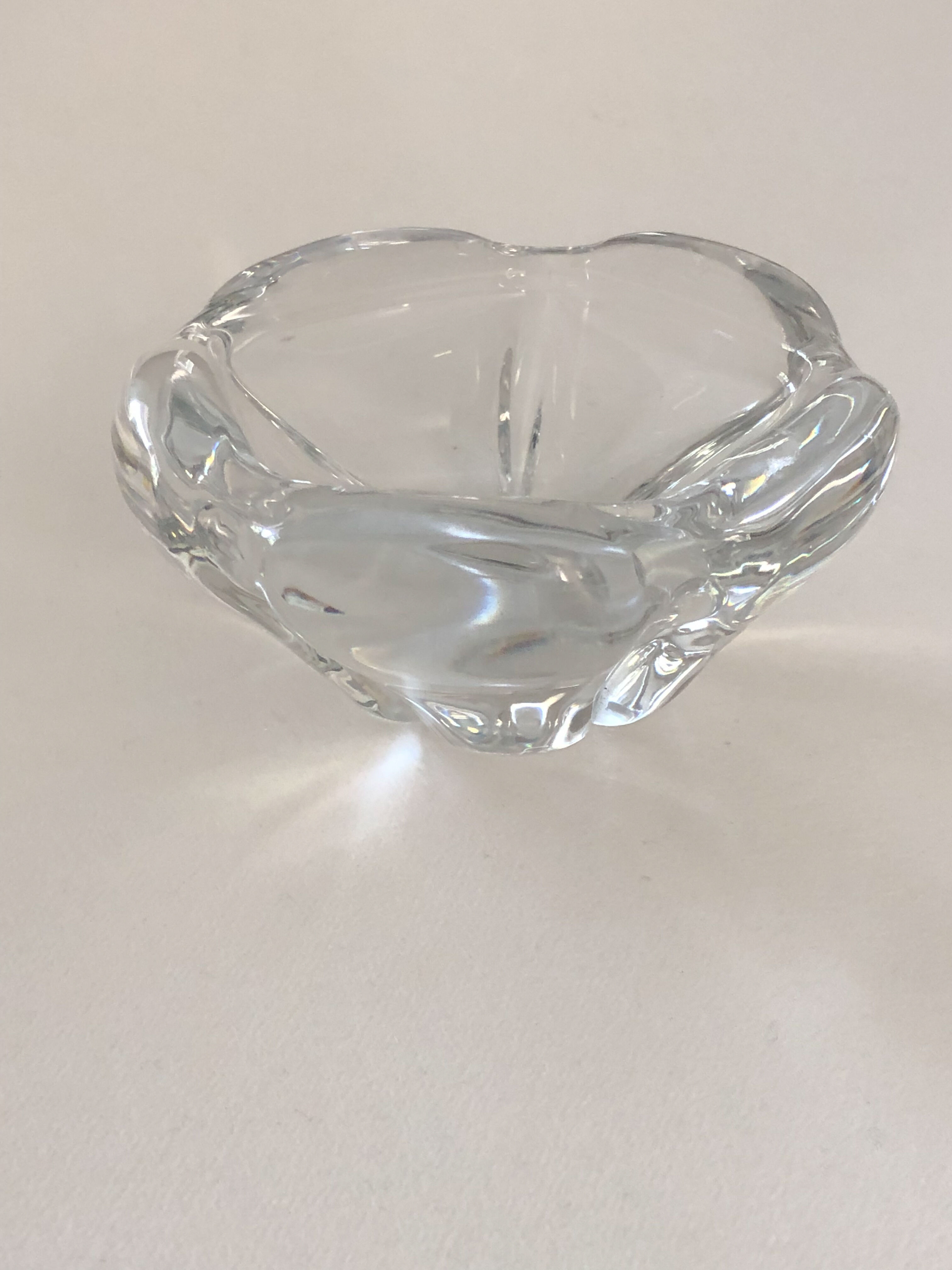 Cendrier en cristal moulé DAUM  signé,  vendu avec salerons DAUM