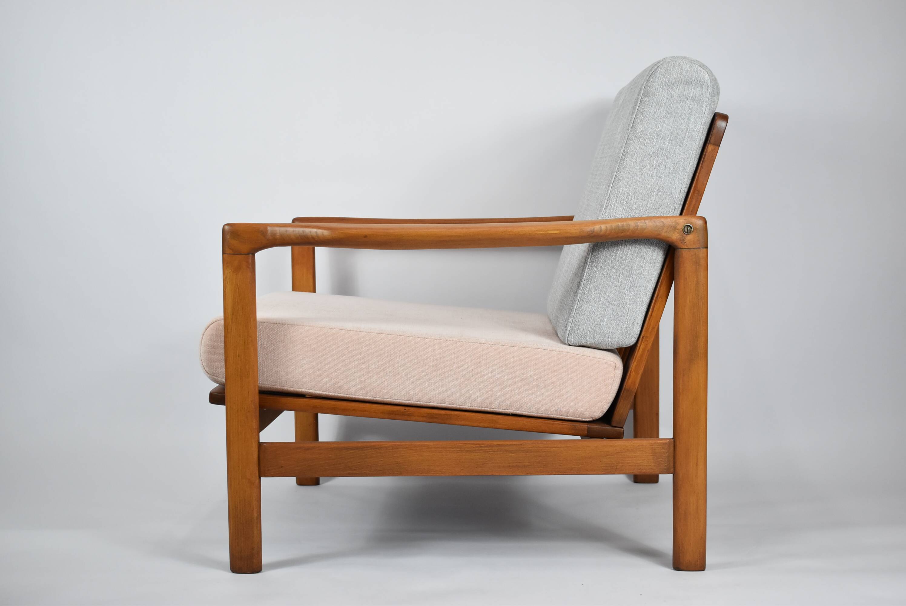 Fauteuil original restauré des années 60, modèle Baczyk, rose poudré et gris, teck