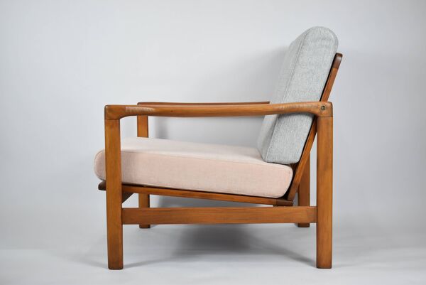 Fauteuil original restauré des années 60, modèle Baczyk, rose poudré et gris, teck