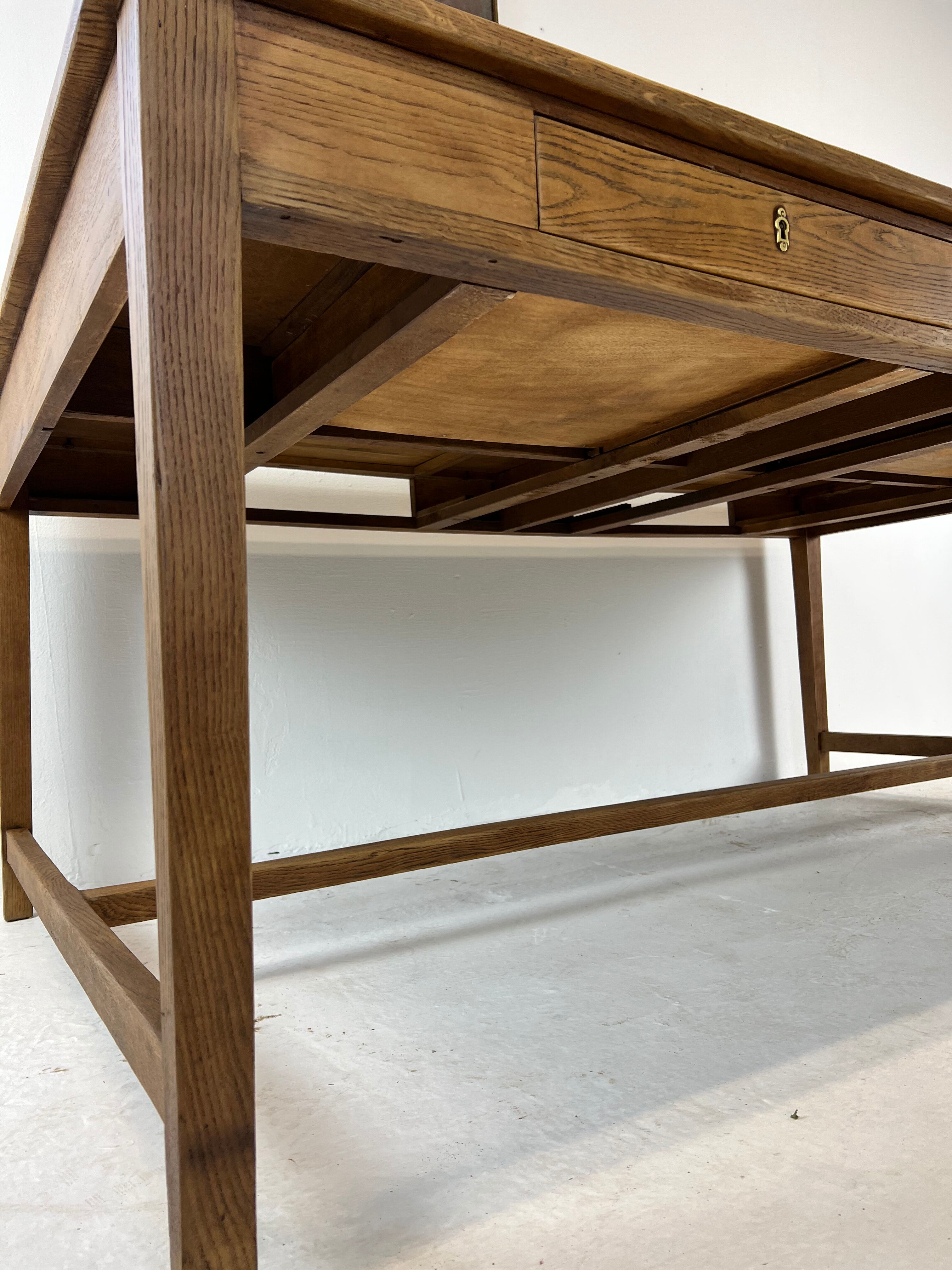 Two-sided oak work table, with 4 drawers