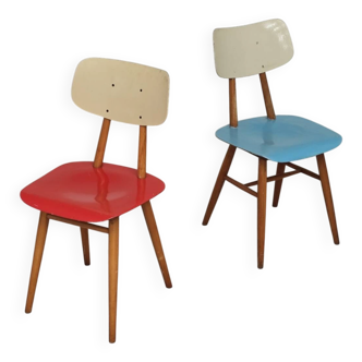 Pair of wooden chairs TON Bystrice Thonet red and blue