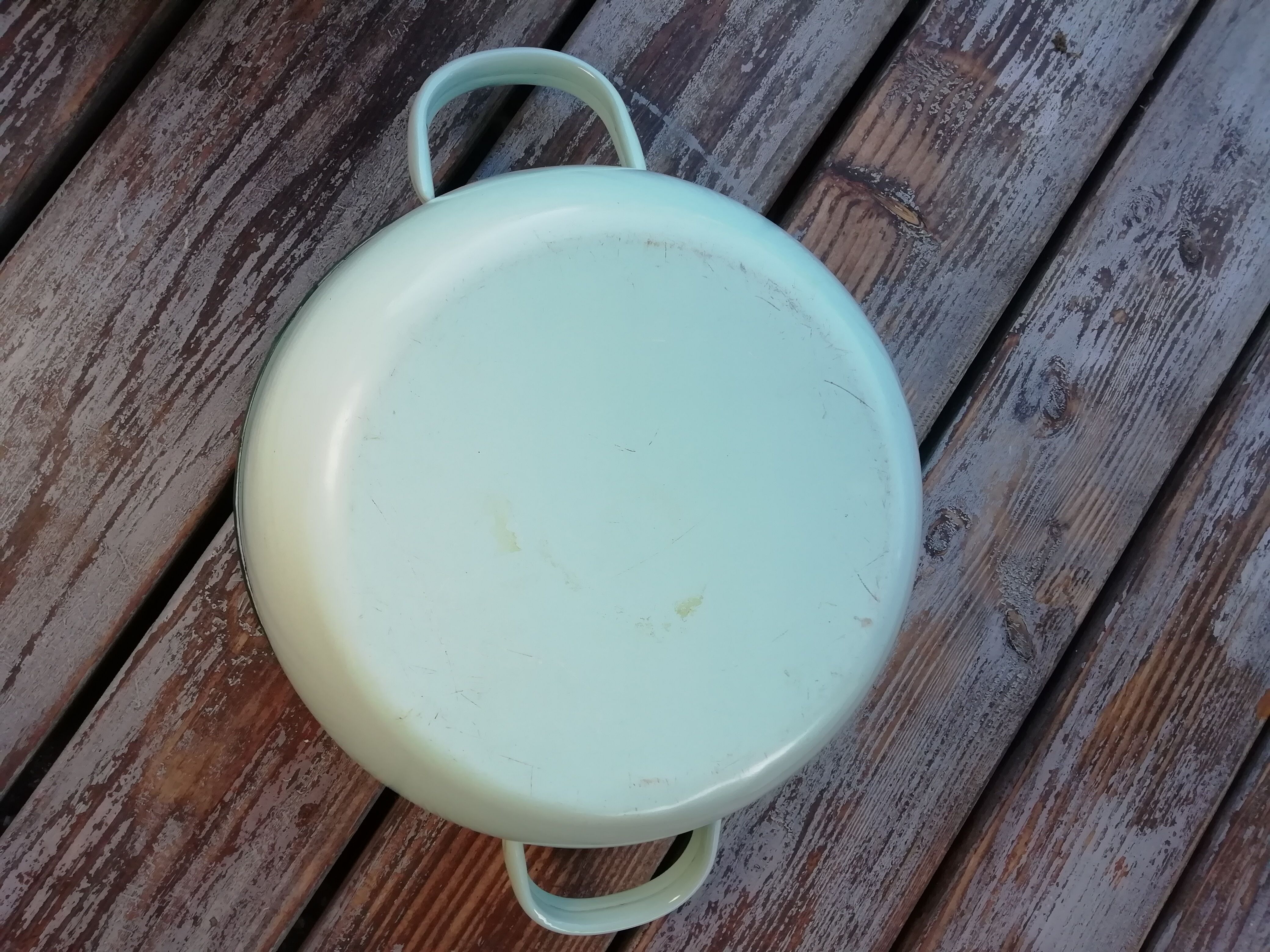 Mint green cocotte in enamelled sheet metal