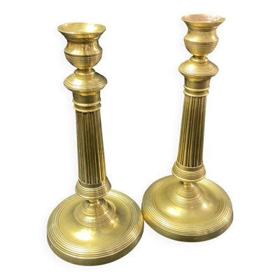Paire de flambeaux bougeoirs XIXe bronze doré à fût cannelé Restauration