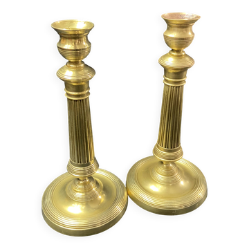 Paire de flambeaux bougeoirs XIXe bronze doré à fût cannelé Restauration