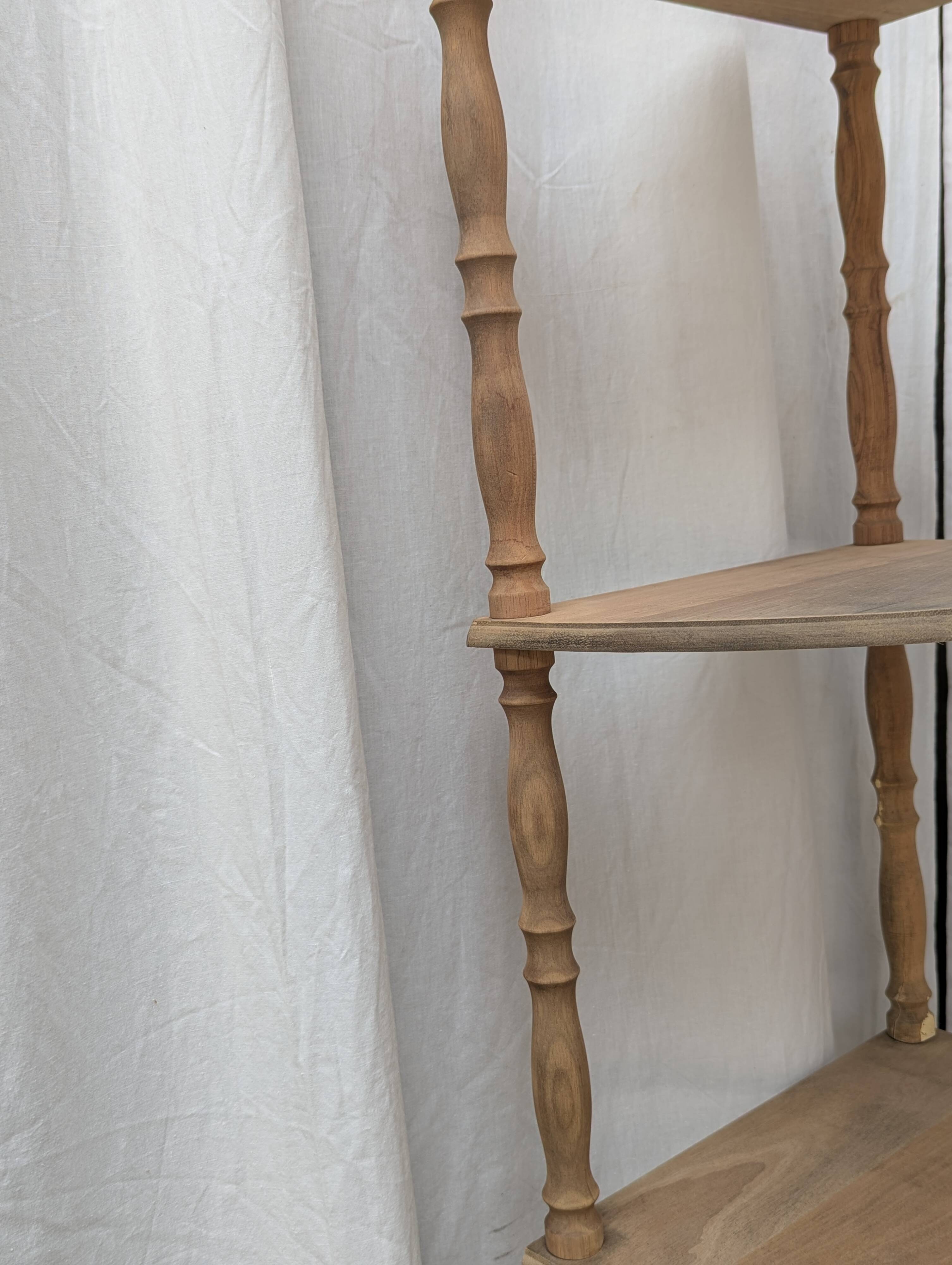Étage d'angle en bois - Quart de cercle