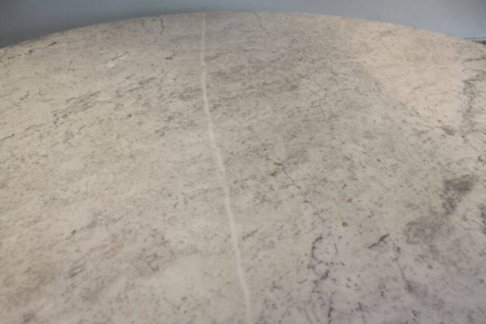 Calacatta marble coffee table by Eero Saarinen for Knoll, 70's.