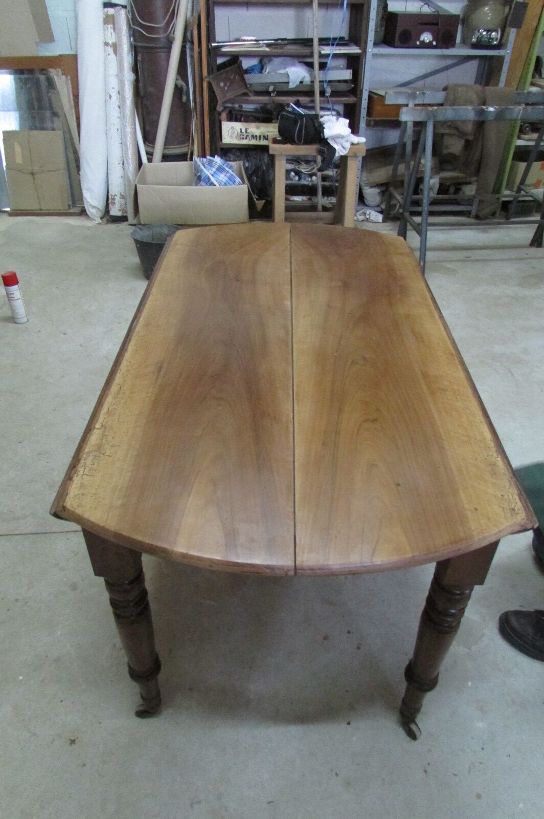 Round table 4 feet, opening with walnut shutters