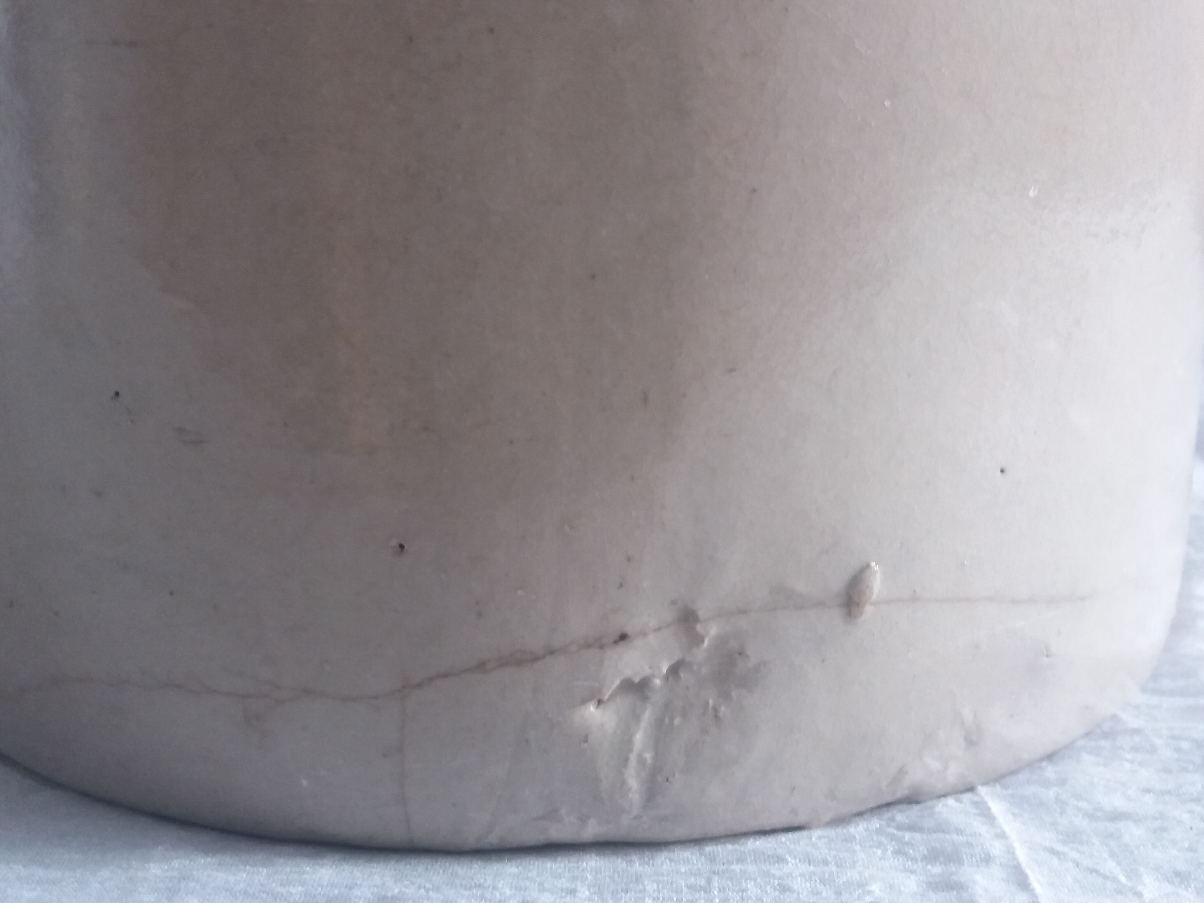 Light grey sandstone pot