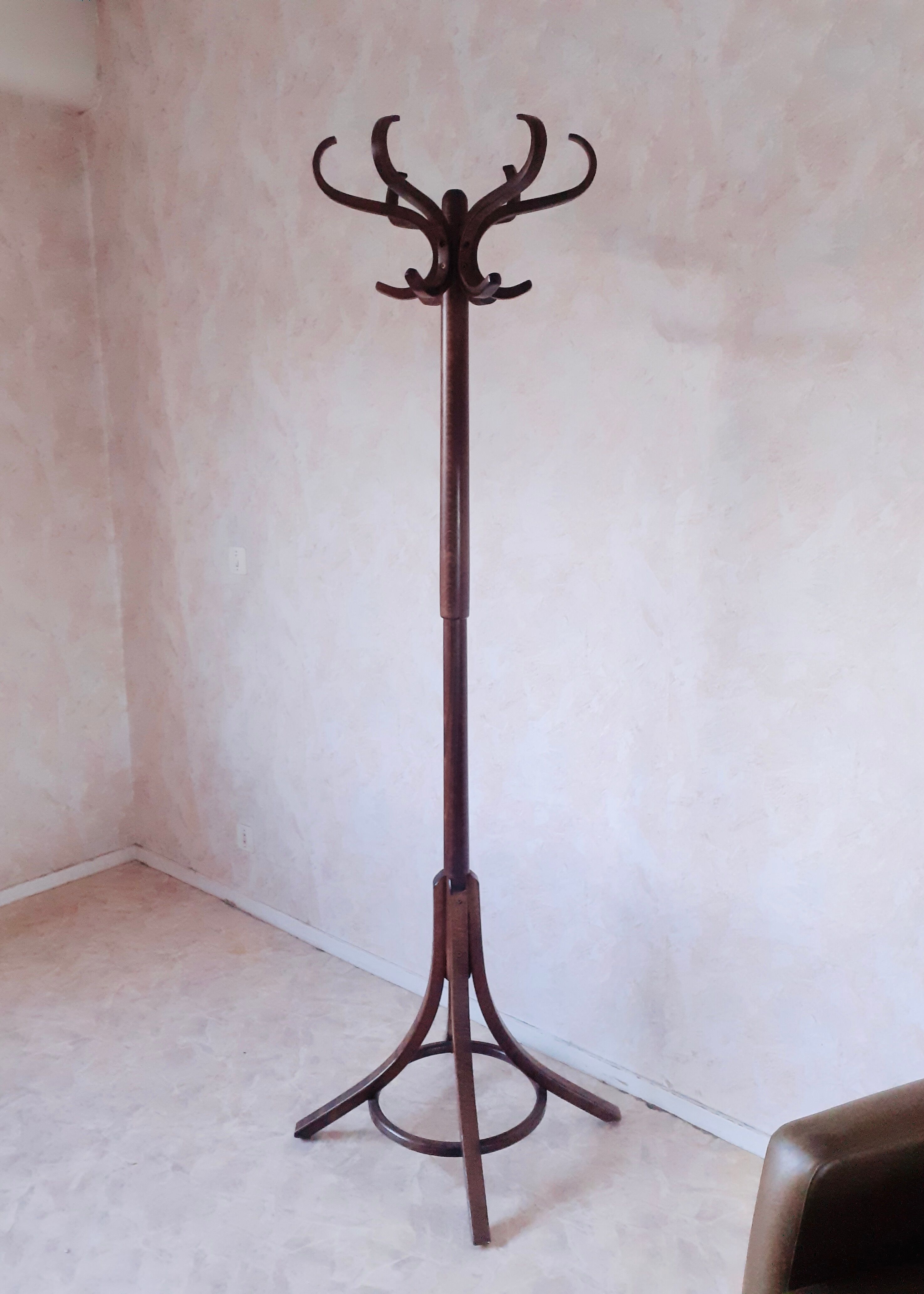 Baumann parrot coat rack