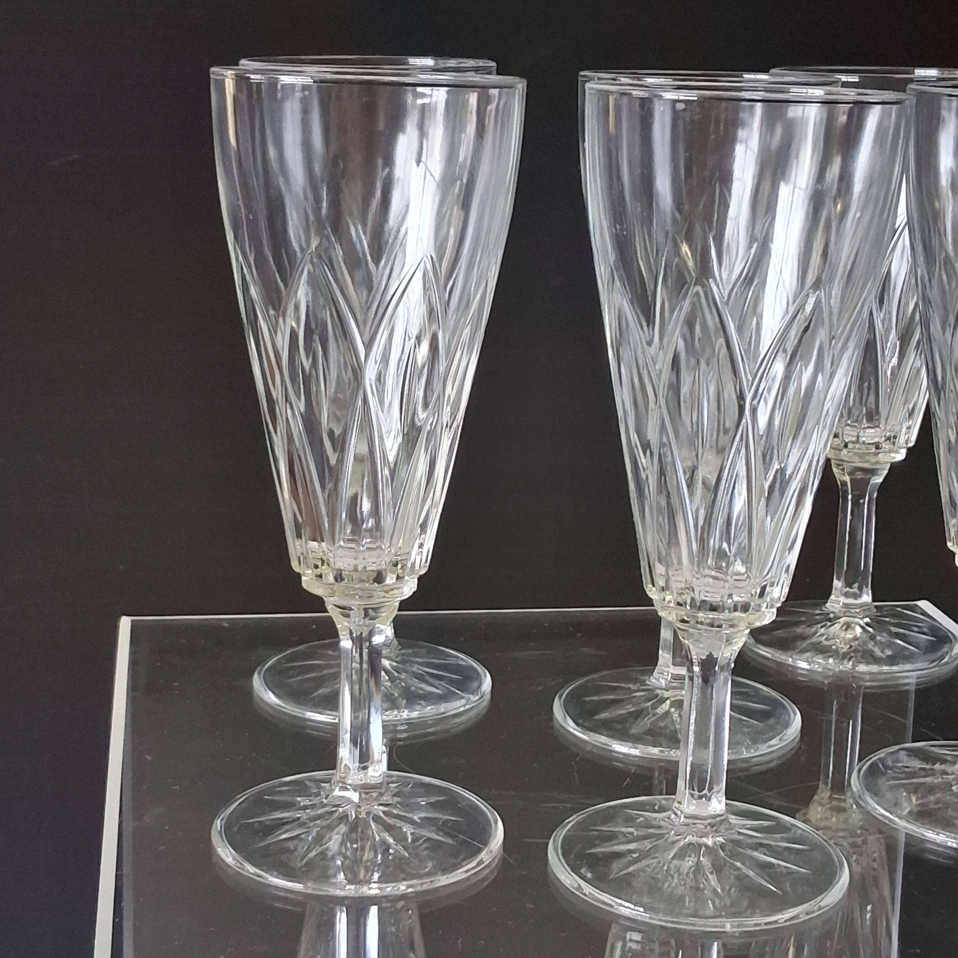 6 champagne flutes from VMC Reims in very good condition.