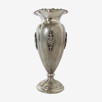 Vase de décoration en relief ciselé argenté