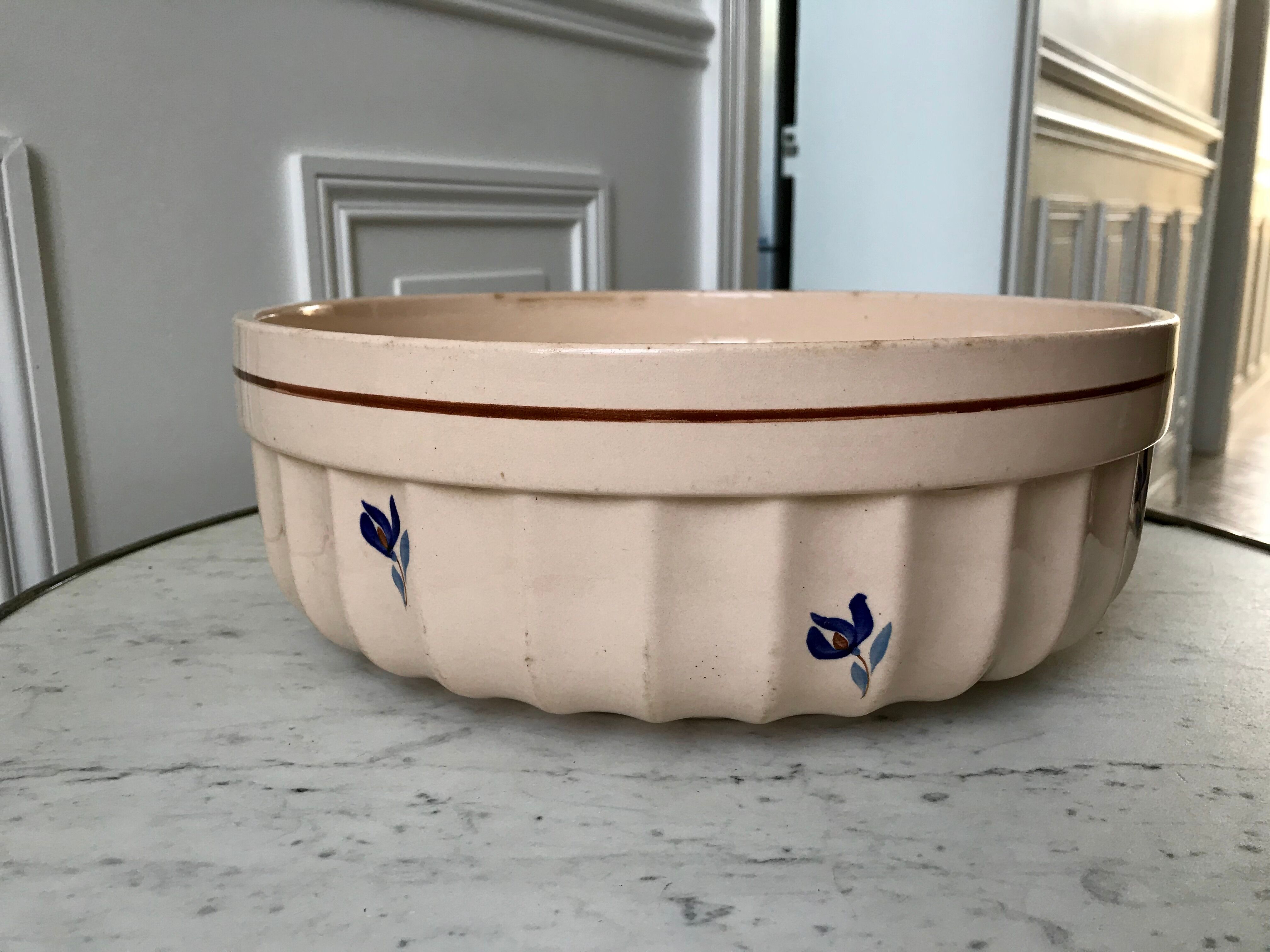large Digoin Sarreguemines salad bowl worked from the 1930s