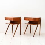 Paire de tables de chevet scandinaves des années 1950 avec étagère