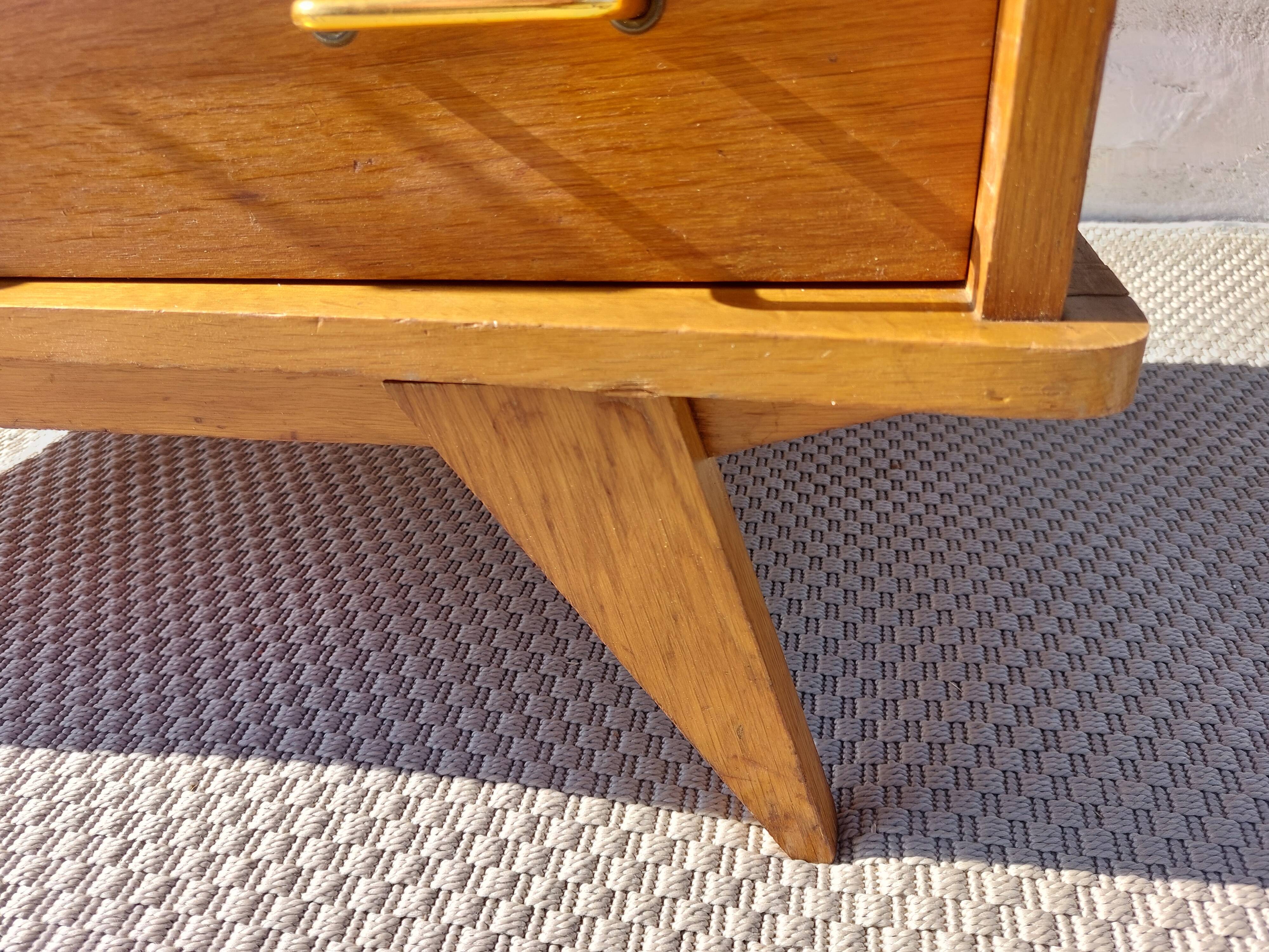 commode vintage aux pieds compas