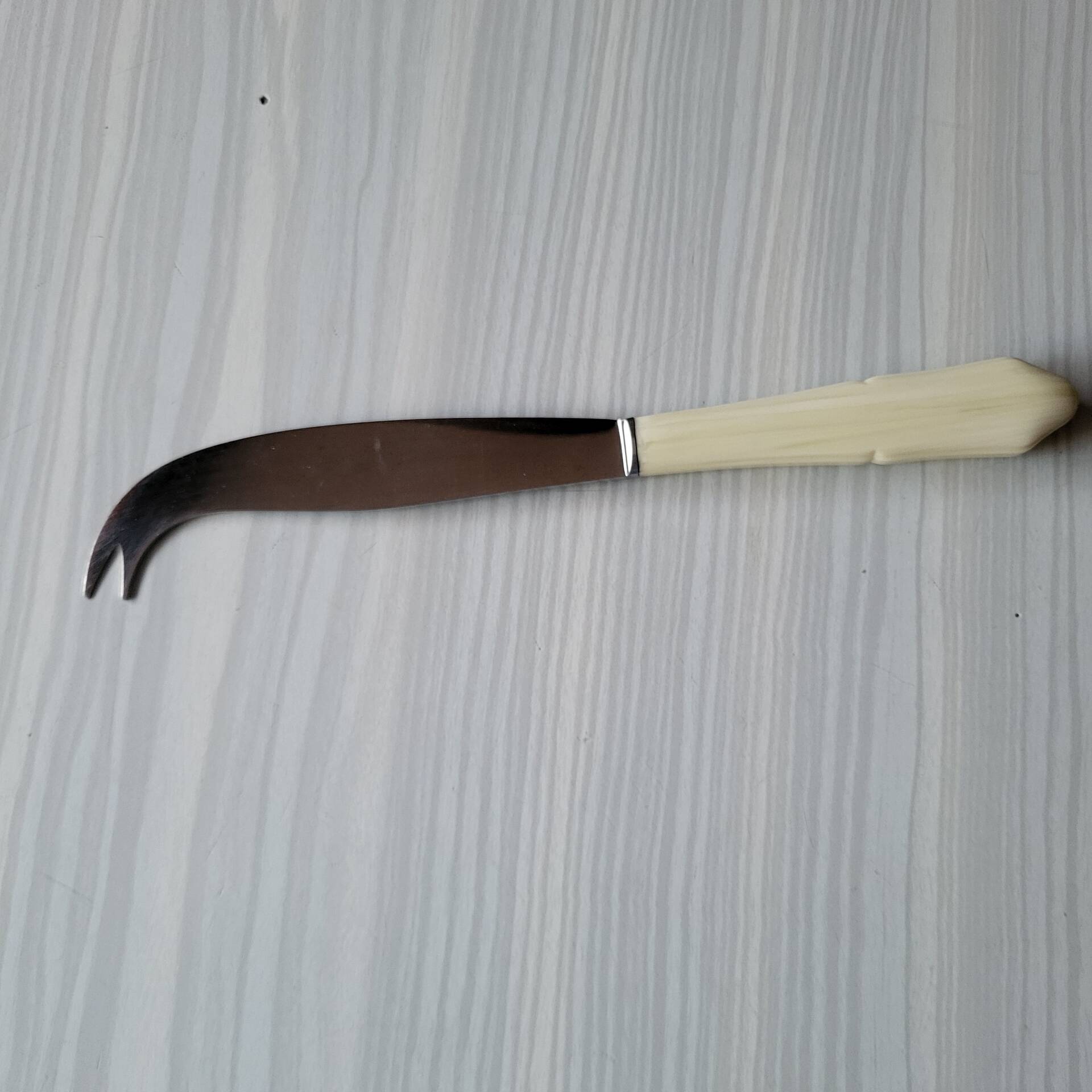 Vintage cheese knife signed S.R. Thiers in excellent condition.