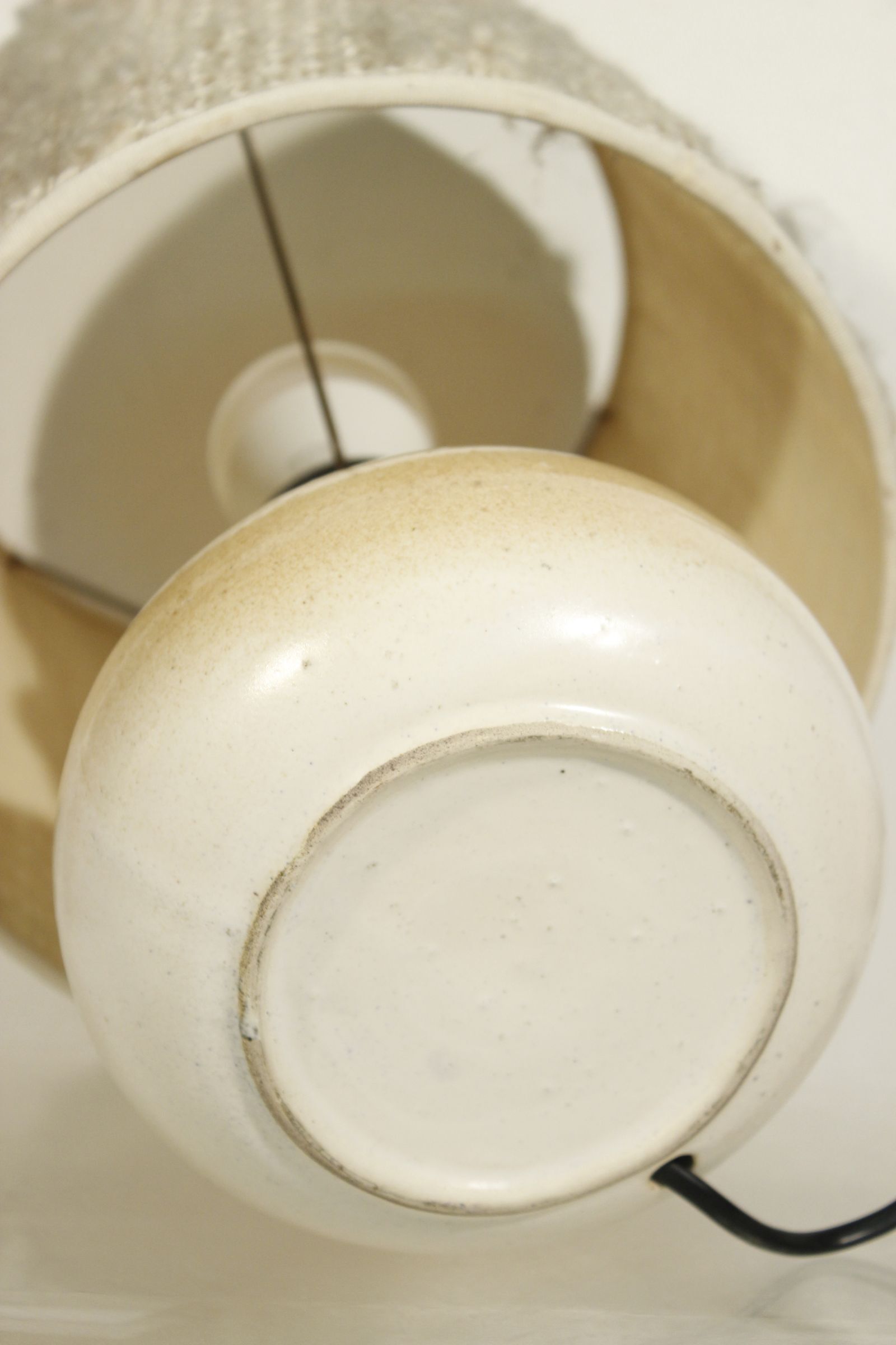 Lampe vintage en céramique beige abat jour en laine, France 1960s