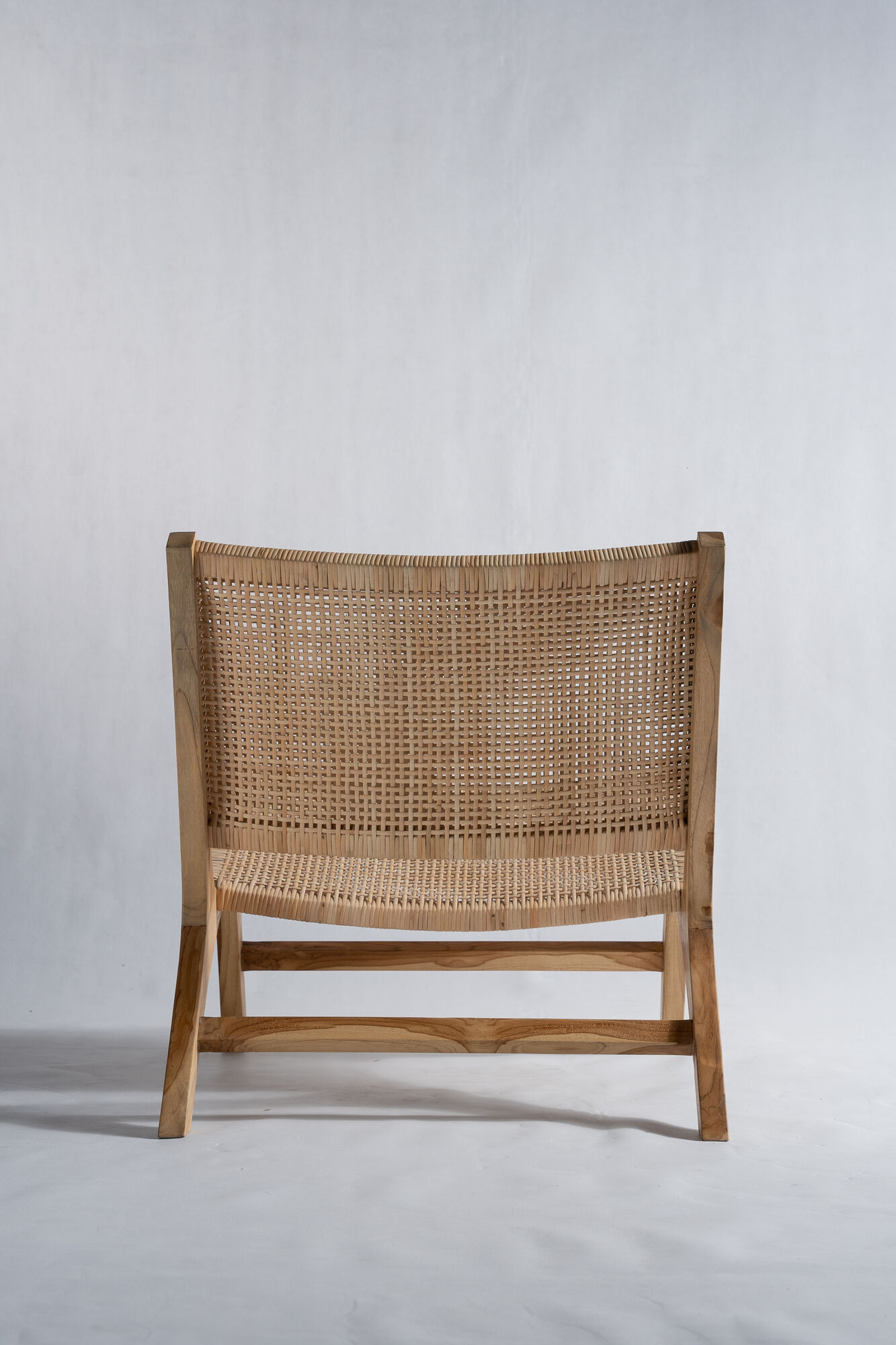 Reclining armchair in natural wood and woven rattan