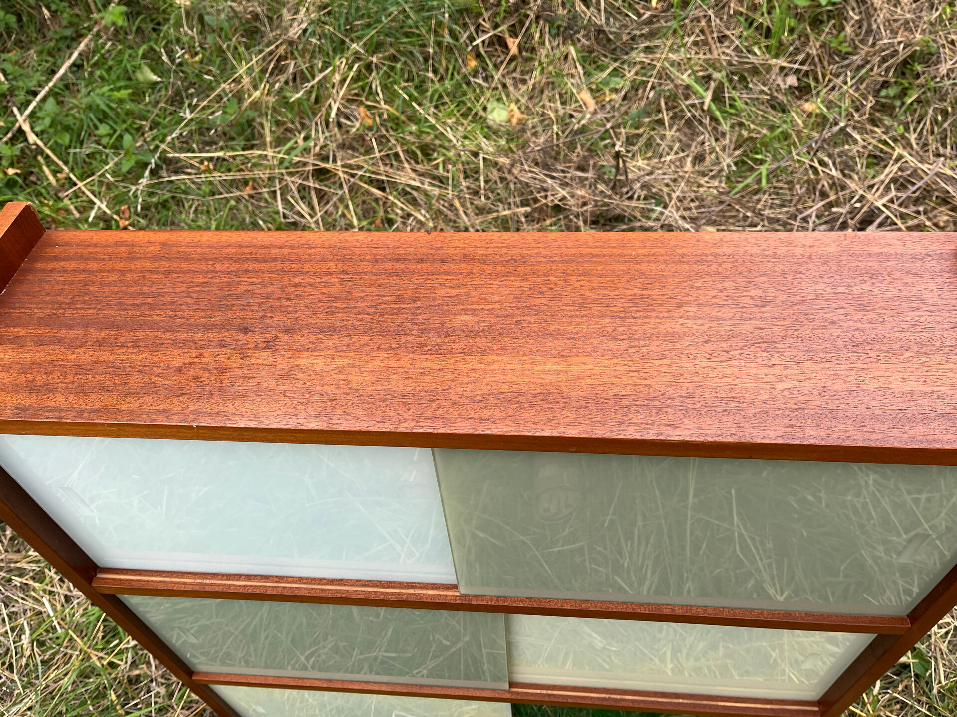 Vintage 1960s display shelf with sliding glass doors.